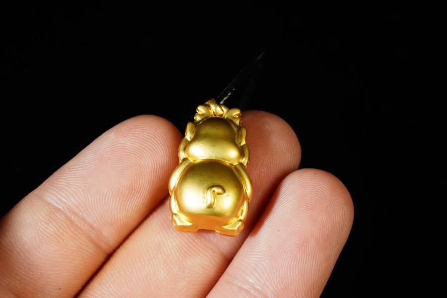 上海都达杂项专场八（全场包邮）   天然镀金龙宝宝嵌和田玉蛋面挂件 附鉴定证书87-340