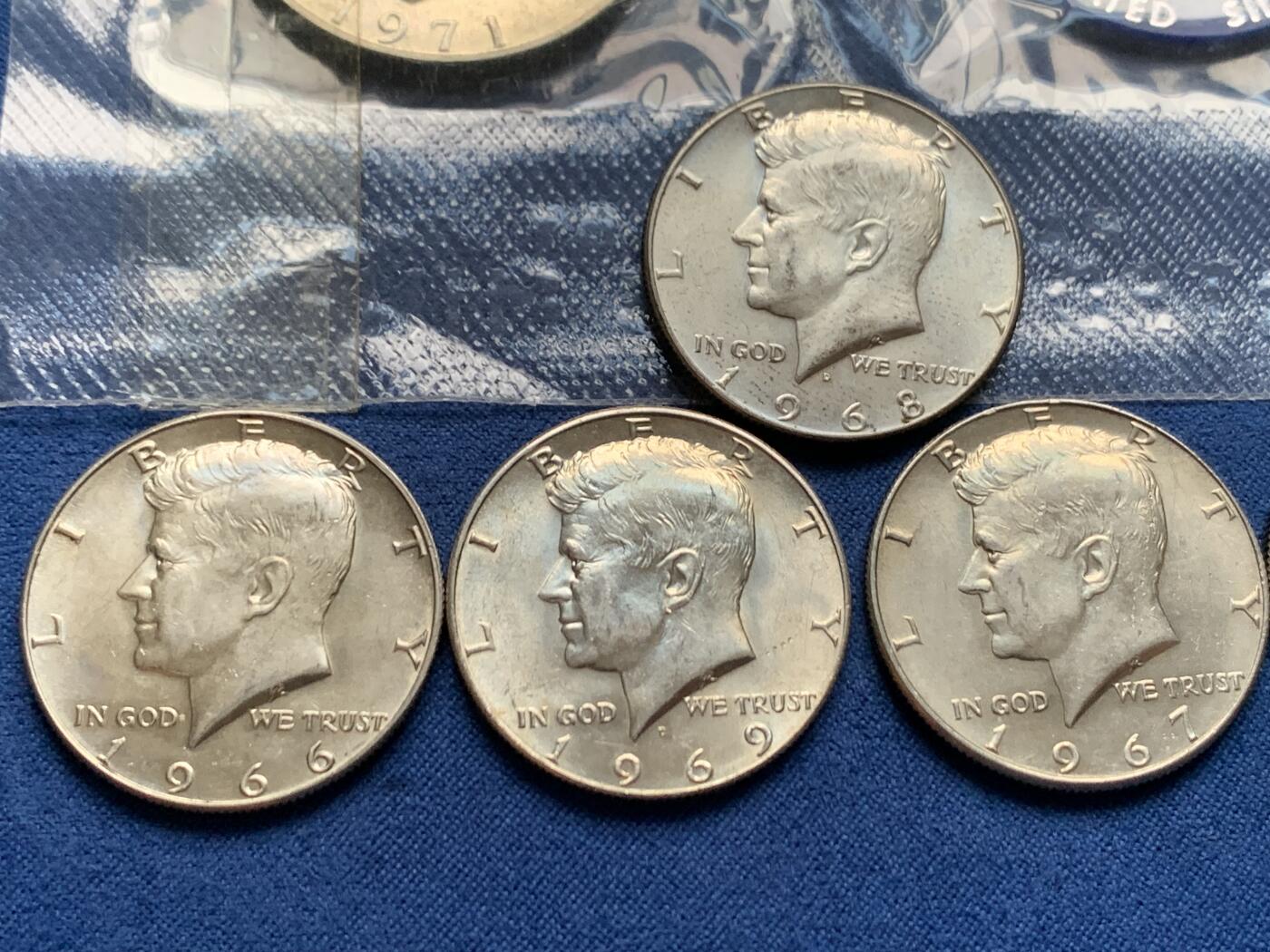 《竞宝斋》第461场 周日，周一，2场连拍 （全场包邮）欢迎送拍 美国1966-1969年肯尼迪半美元银币 总重约57.5克 + 美国1971年艾森豪威尔1美元大银币 原封未拆