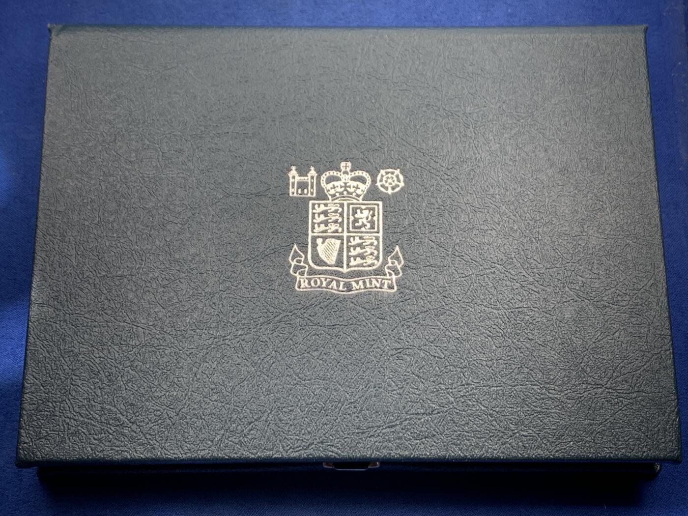 《竞宝斋》第461场 周日，周一，2场连拍 （全场包邮）欢迎送拍 英国1986年精制套币，1枚2英镑爱丁堡运动会精制纪念币，1枚1英镑北爱尔兰亚麻精制纪念币，8枚币，品相精美 蓝色盒装