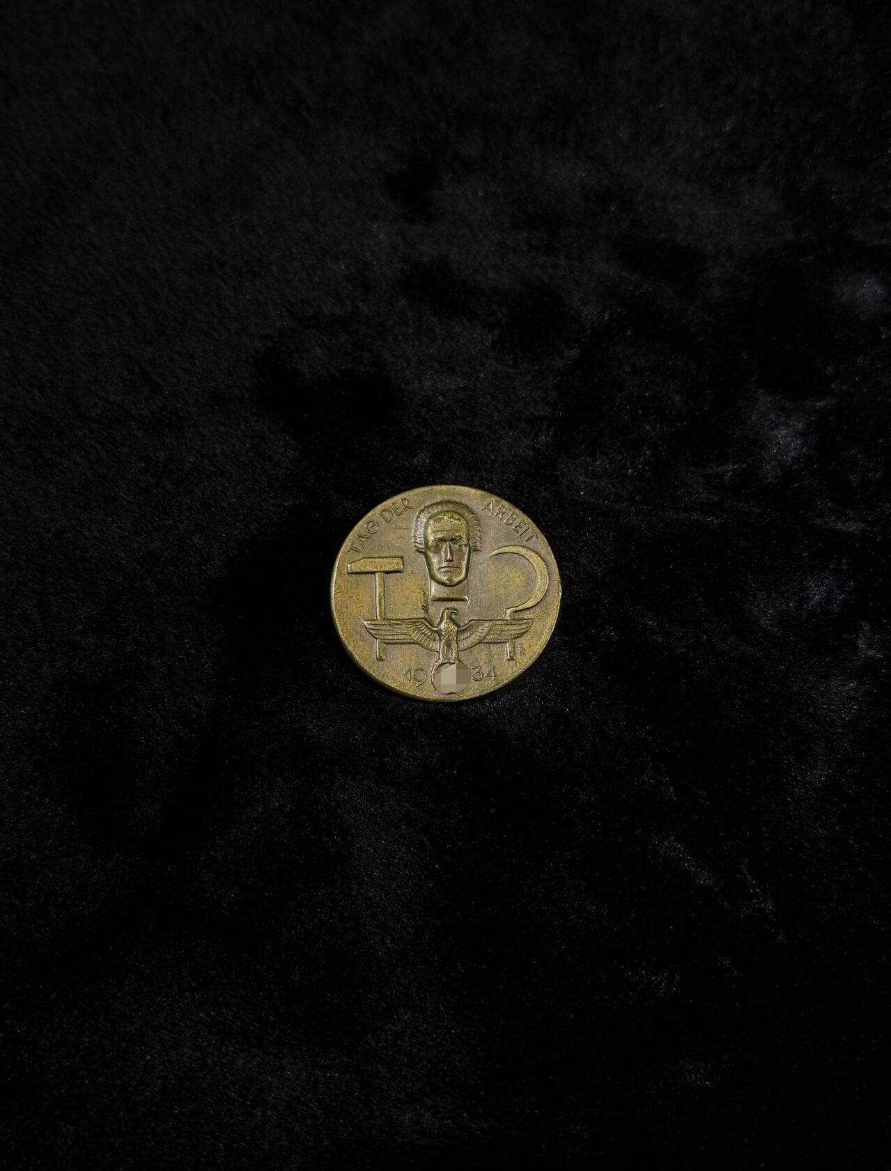 戎马世界章牌大赏第110期 德国1934年劳动节徽章