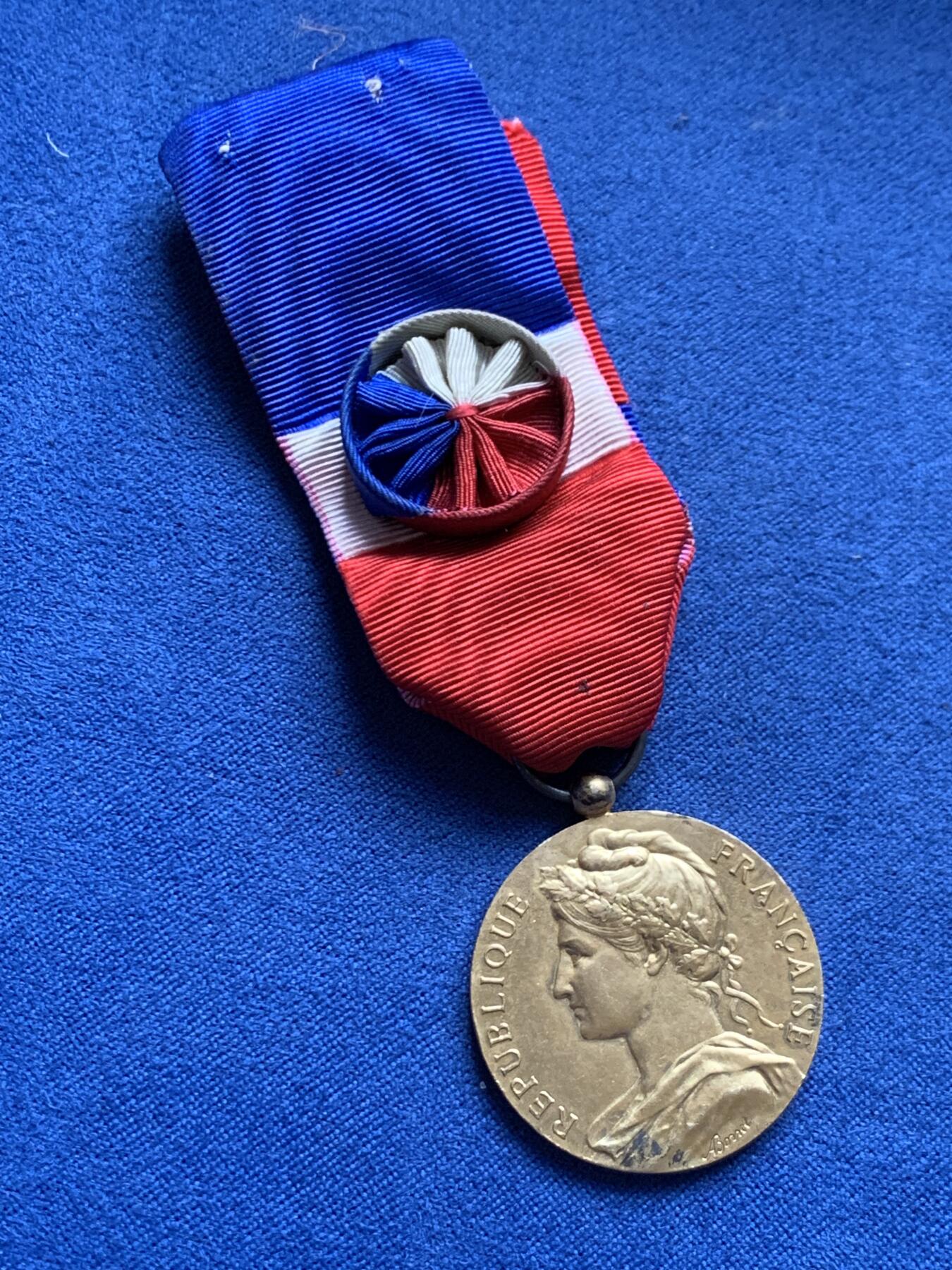 《竞宝斋》第461场 周日，周一，2场连拍 （全场包邮）欢迎送拍 法国银质功勋章 镀金银章 总重12.9克