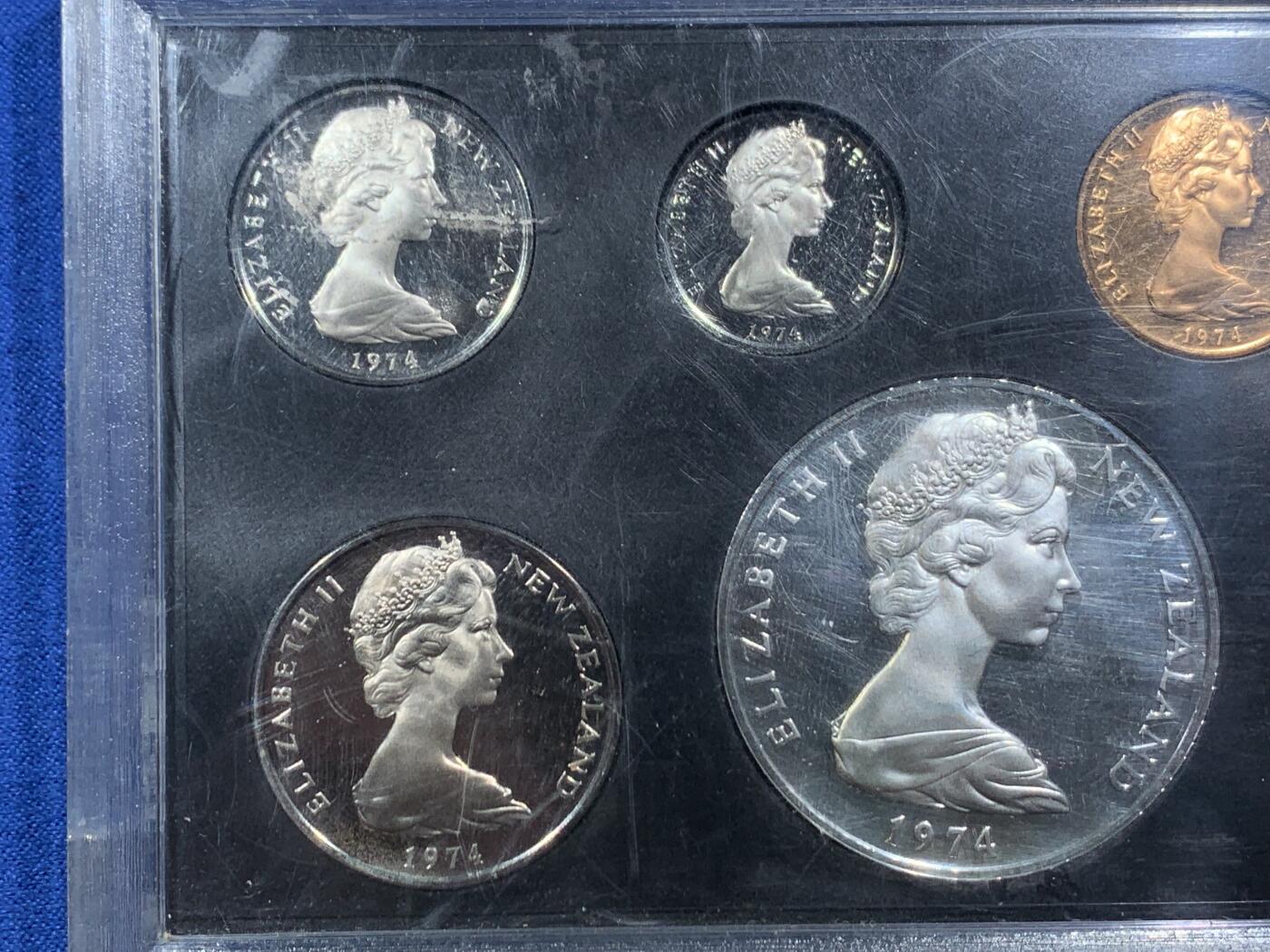 《竞宝斋》第461场 周日，周一，2场连拍 （全场包邮）欢迎送拍 新西兰1974年7枚装精制套币 其中一枚1元主币是银币（英联邦运动会 925银 28.2克）细节见图