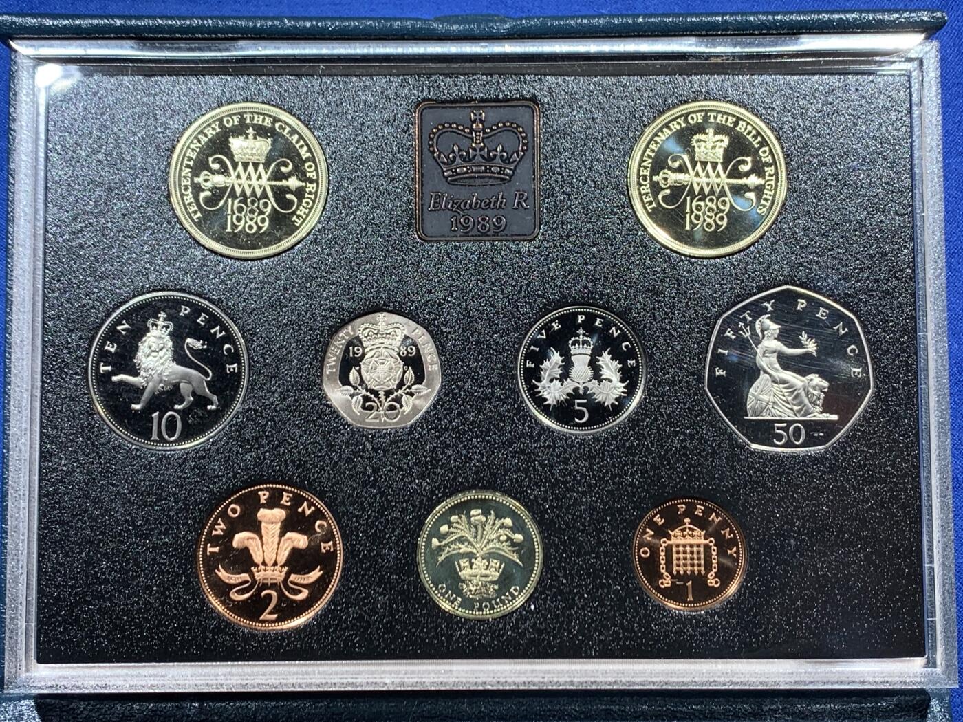 《竞宝斋》第461场 周日，周一，2场连拍 （全场包邮）欢迎送拍 英国1989年精制套币，带2枚2英镑权利法案300周年精制纪念币，9枚币，品相精美 蓝色盒装