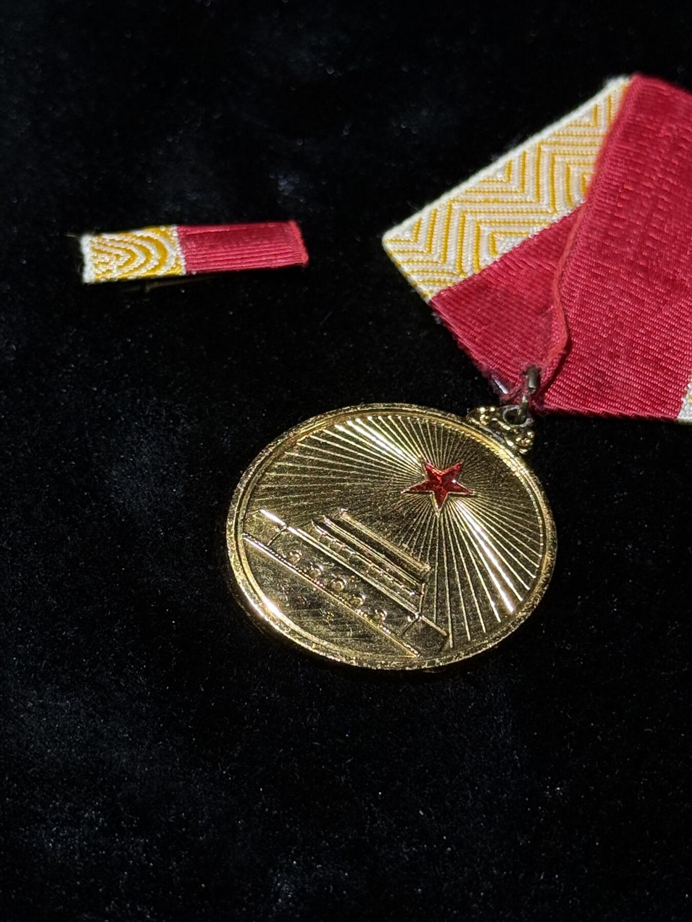 戎马世界章牌大赏第110期 解放奖章，铝制版本，用于在八十年代补发给日籍解放军，非常少见