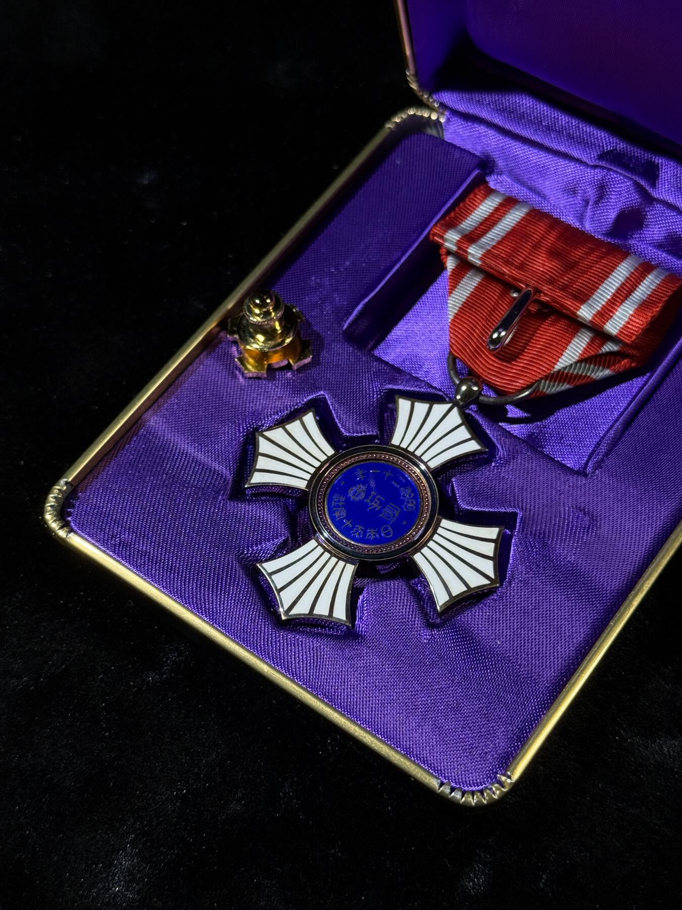 戎马世界章牌大赏第110期 日本赤十字社金色有功章，银制，带盒