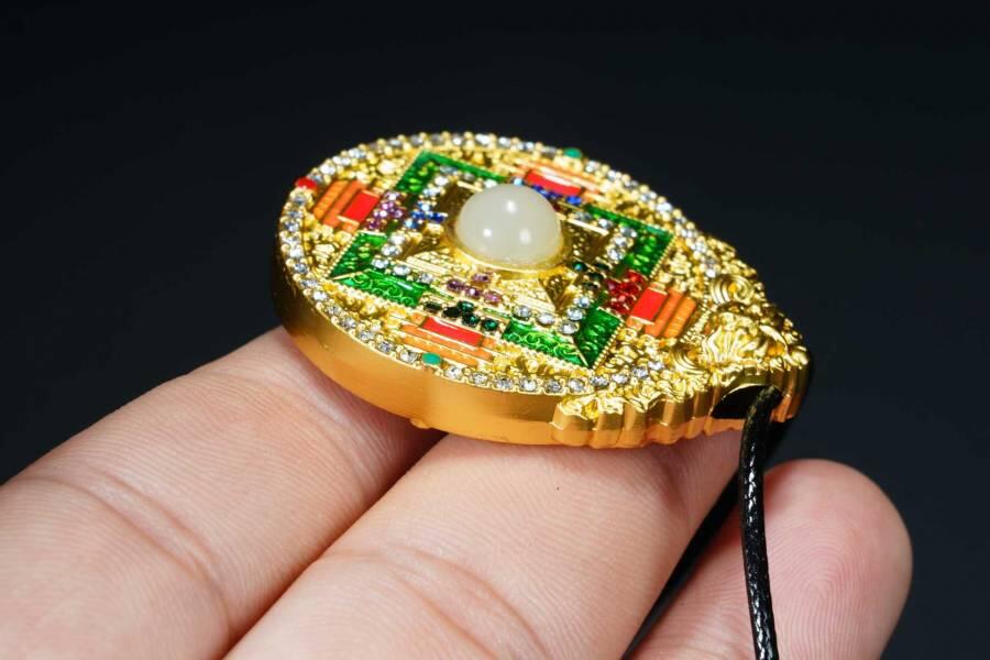 上海都达杂项专场八（全场包邮）   天然镀金坛城嵌和田玉蛋面挂件 附鉴定证书87-342