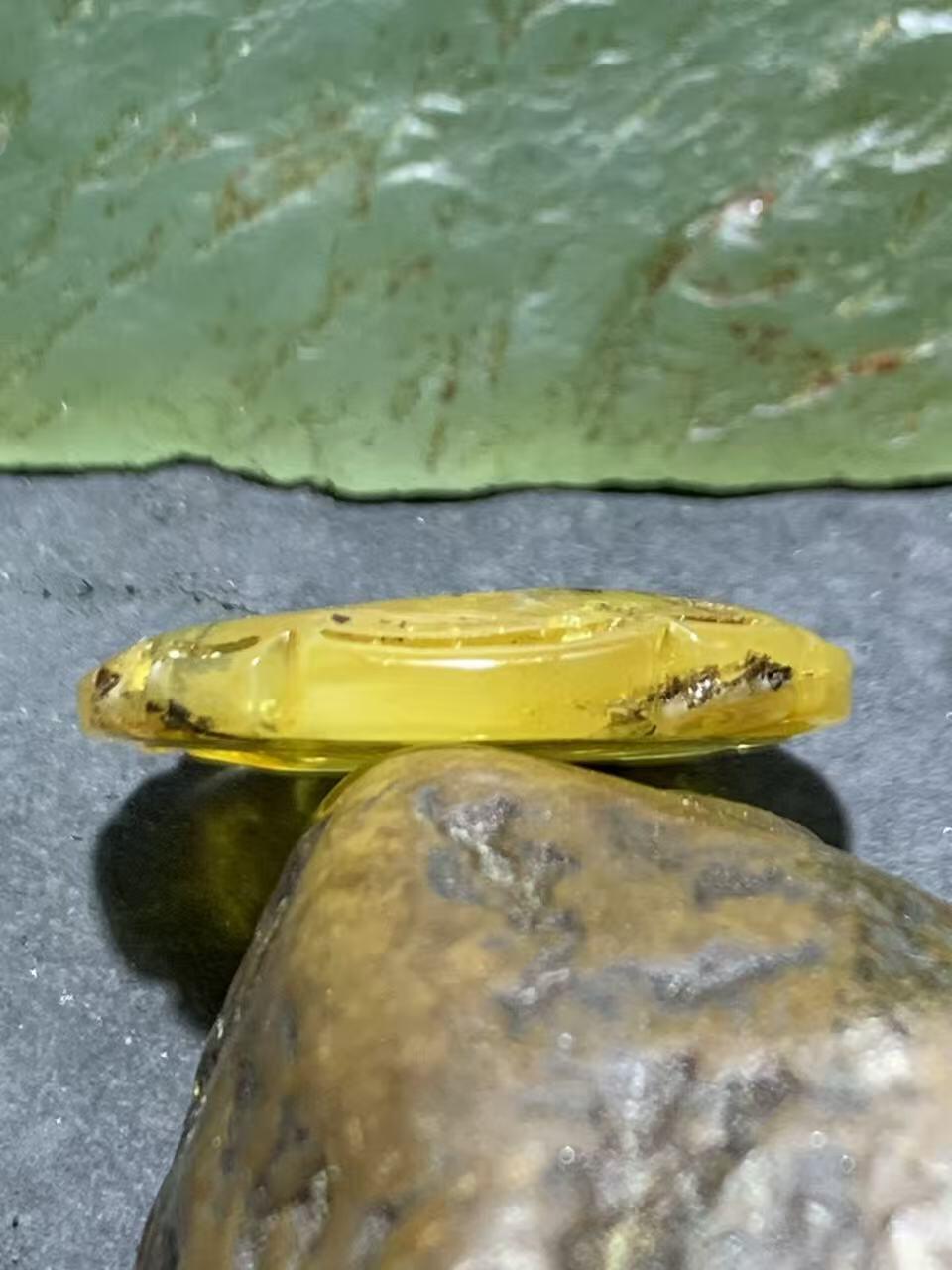 天然通货乌克兰蜜蜡雕刻福字吊坠一个，