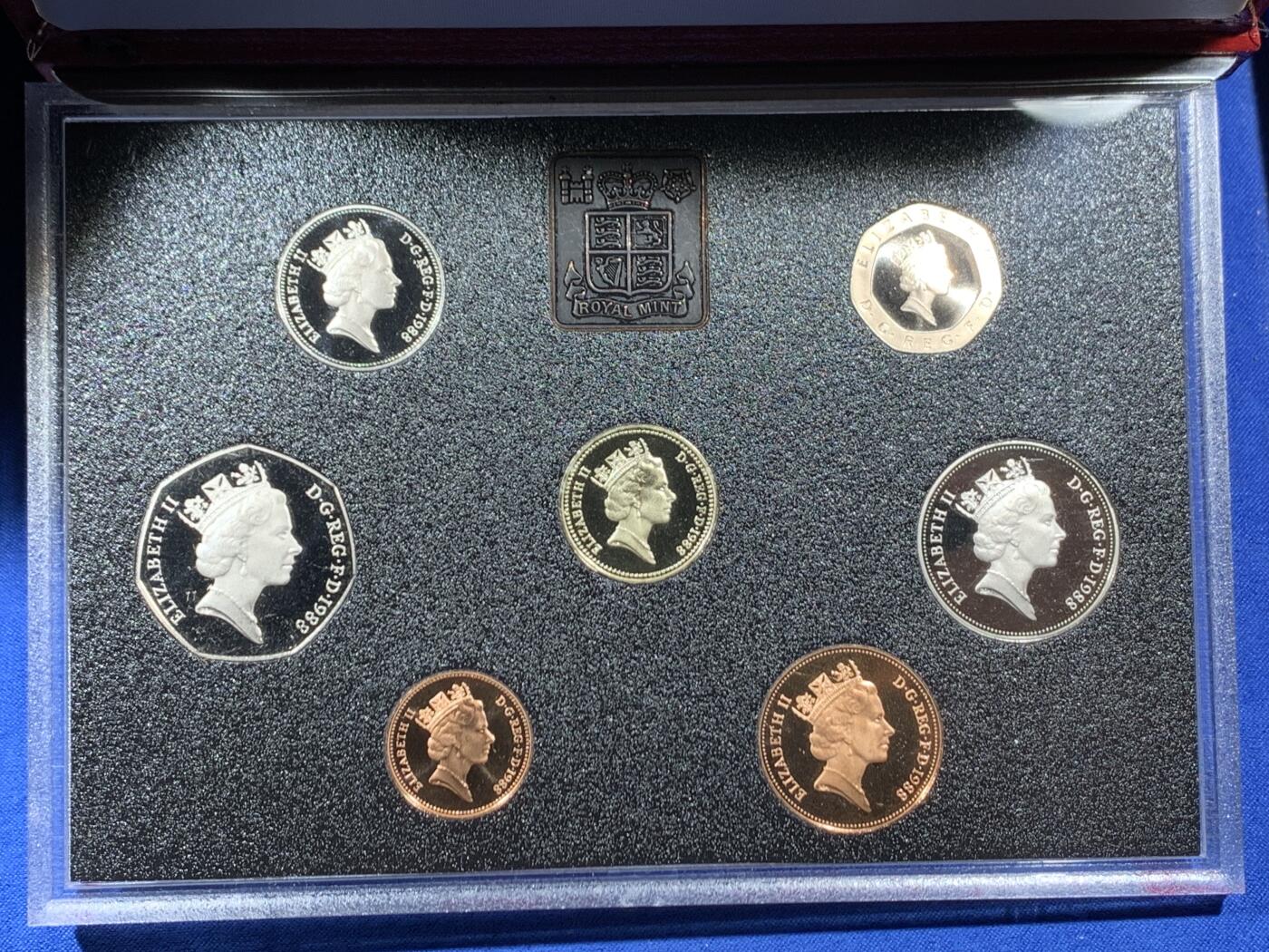 《竞宝斋》第461场 周日，周一，2场连拍 （全场包邮）欢迎送拍 英国1988年精制套币，带1枚1英镑盾徽精制纪念币，7枚币盒证齐全，品相精美 红色盒装