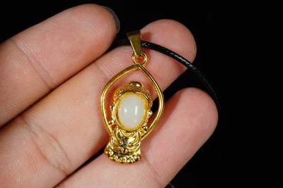 上海都达杂项专场八（全场包邮）   天然镀金无相佛嵌和田玉蛋面挂件 附鉴定证书87-339