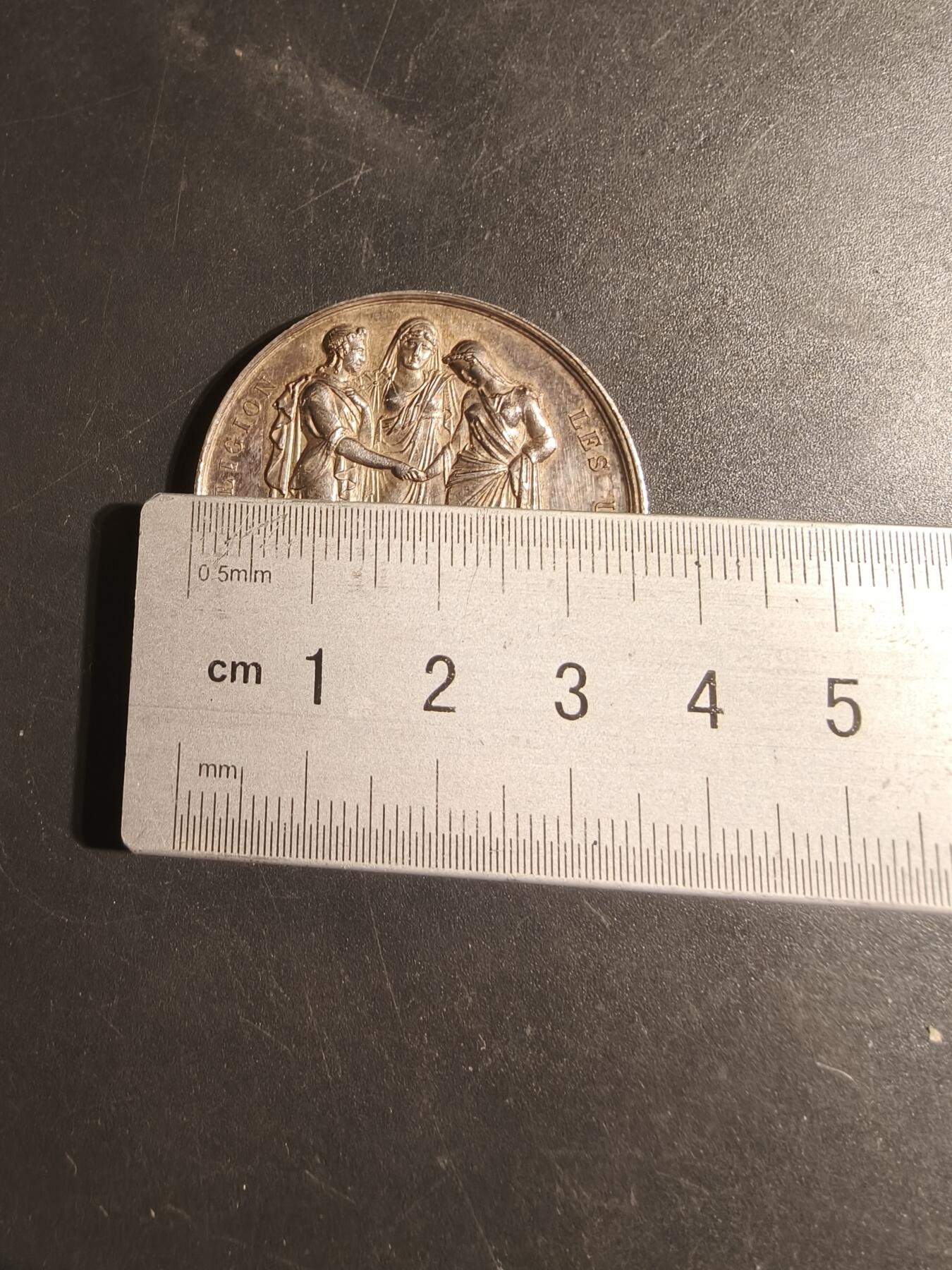 老王徽章第179期 法国银婚章    1869年实授    950银蜜蜂银标    直径36mm     重量21.8g      带边铭背铭