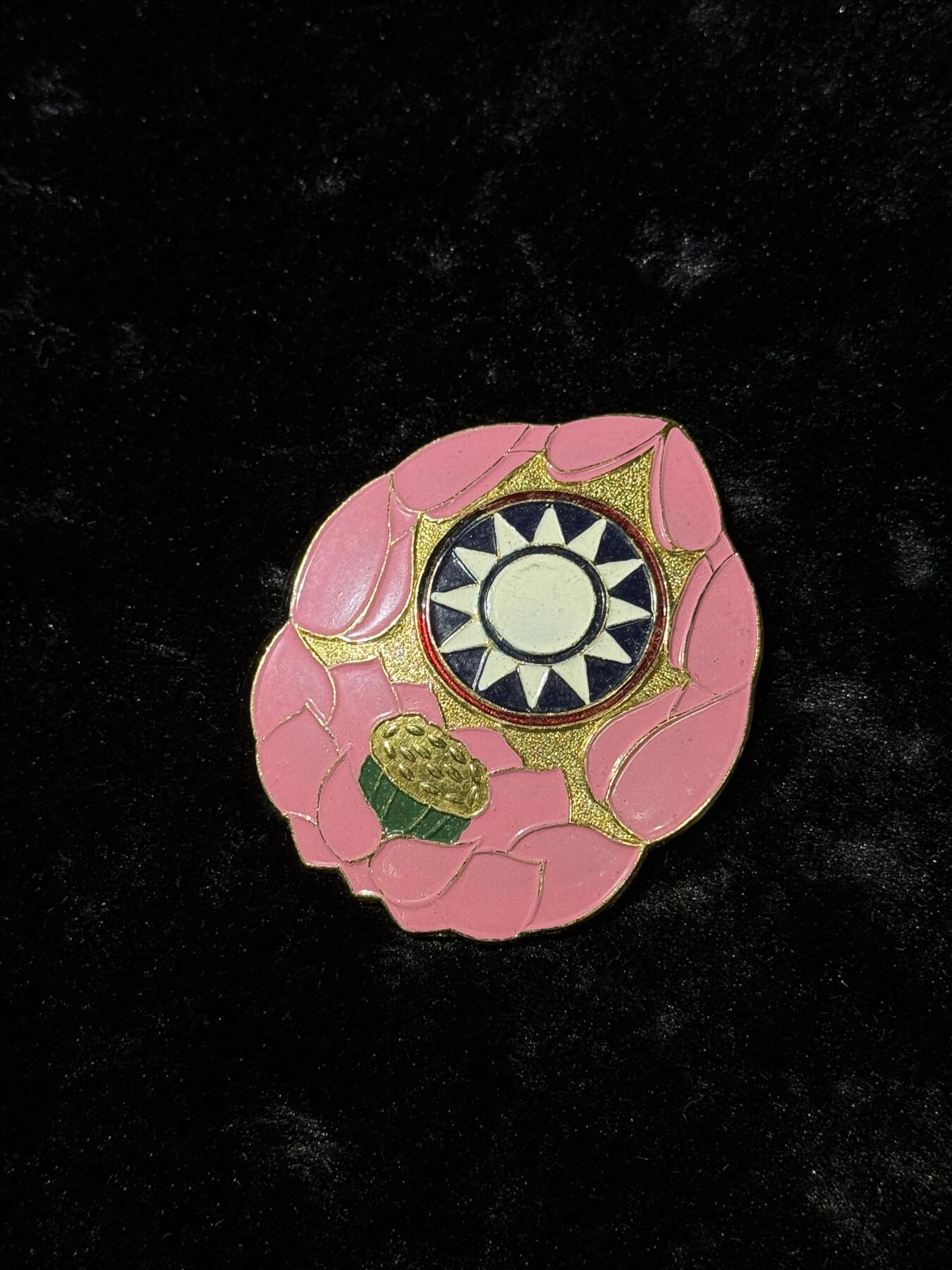 戎马世界章牌大赏第110期 民国宪兵帽徽，铝制，退台后版本