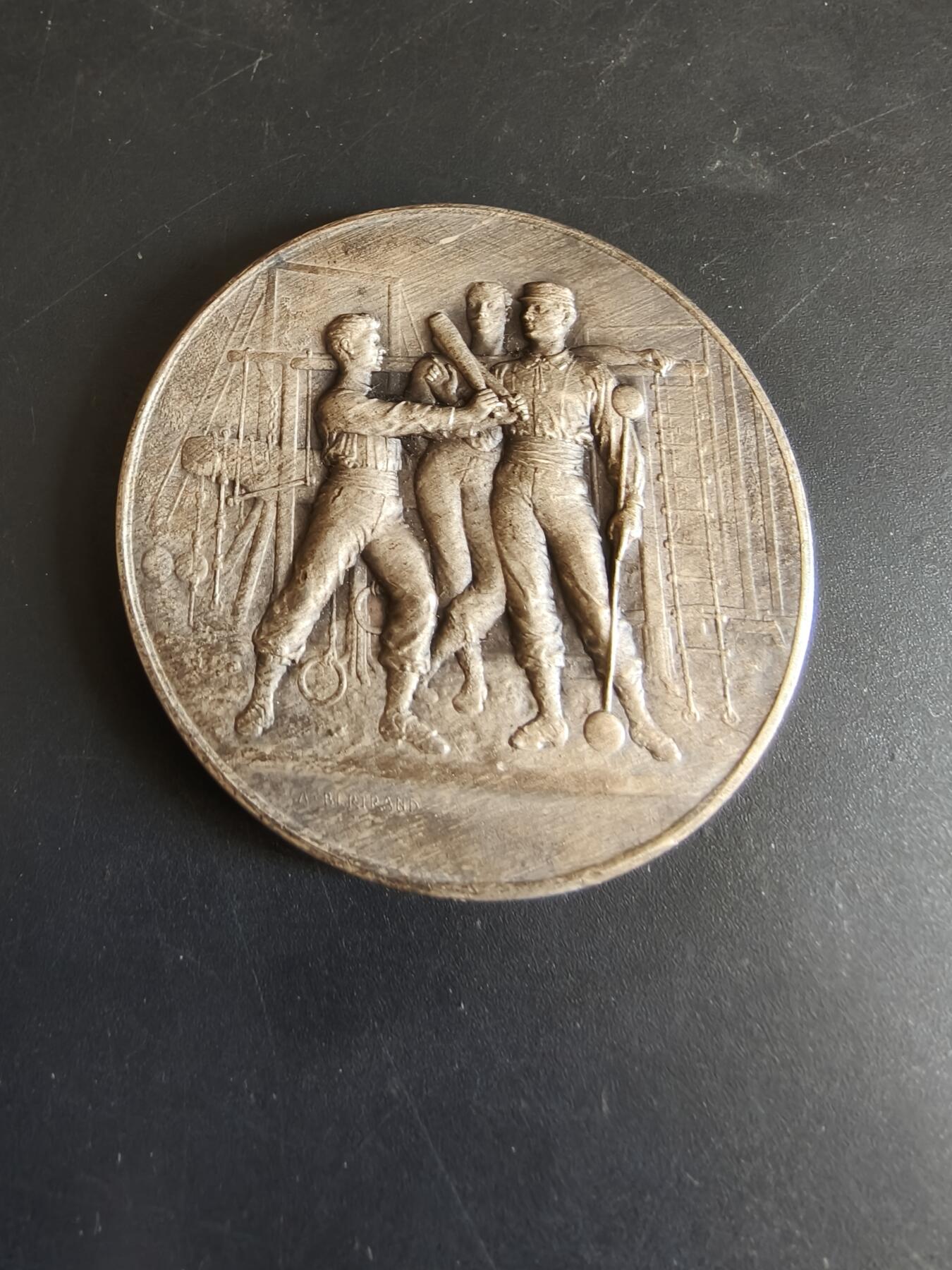 老王徽章第179期 法国体操运动协会镀银大铜章     直径50mm    重量53.9g