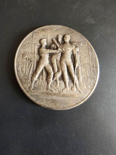 老王徽章第179期 - 法国体操运动协会镀银大铜章     直径50mm    重量53.9g