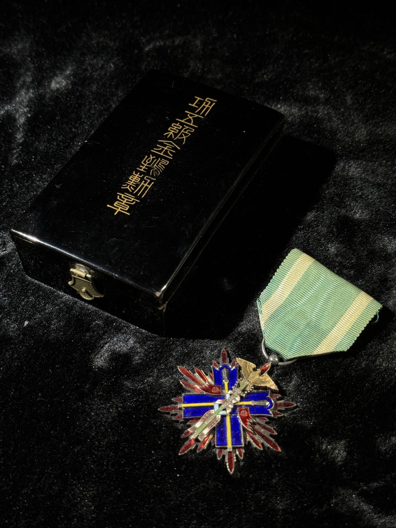 戎马世界章牌大赏第110期 功五级金鸱章，带盒，珐琅有损，盒子连接处有点破损