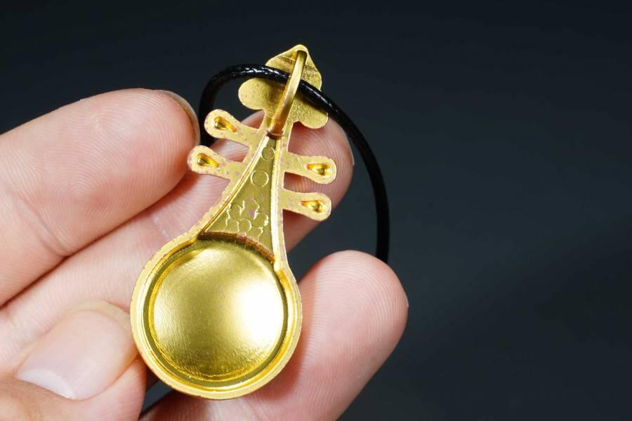 上海都达杂项专场八（全场包邮）   天然镀金琵琶琴嵌绿玛瑙蛋面挂件 附鉴定证书87-358