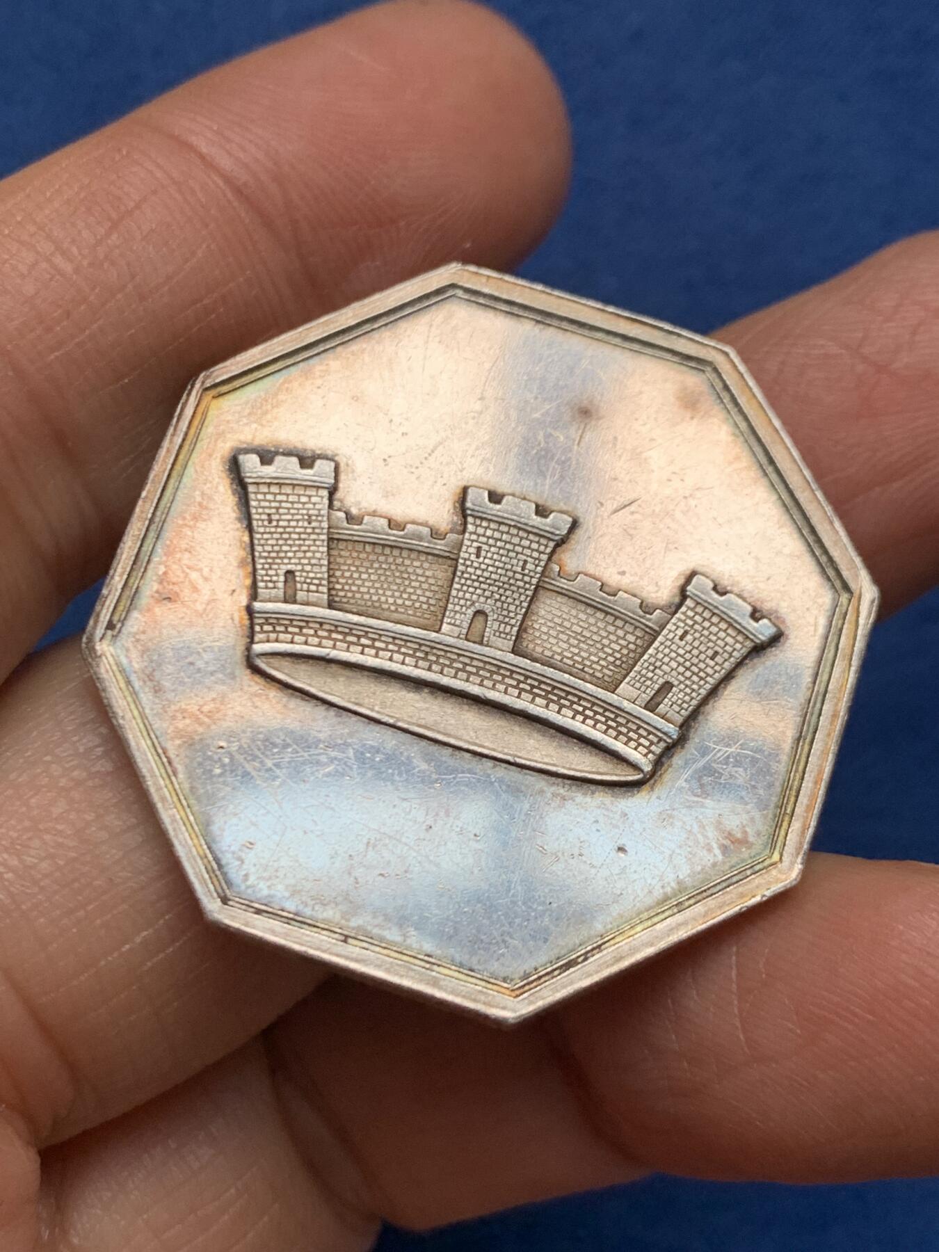 《竞宝斋》第461场 周日，周一，2场连拍 （全场包邮）欢迎送拍 法国城市人寿保险公司八角银质代币 城堡皇冠图案 19.7克 34.9mm 丰饶角银标