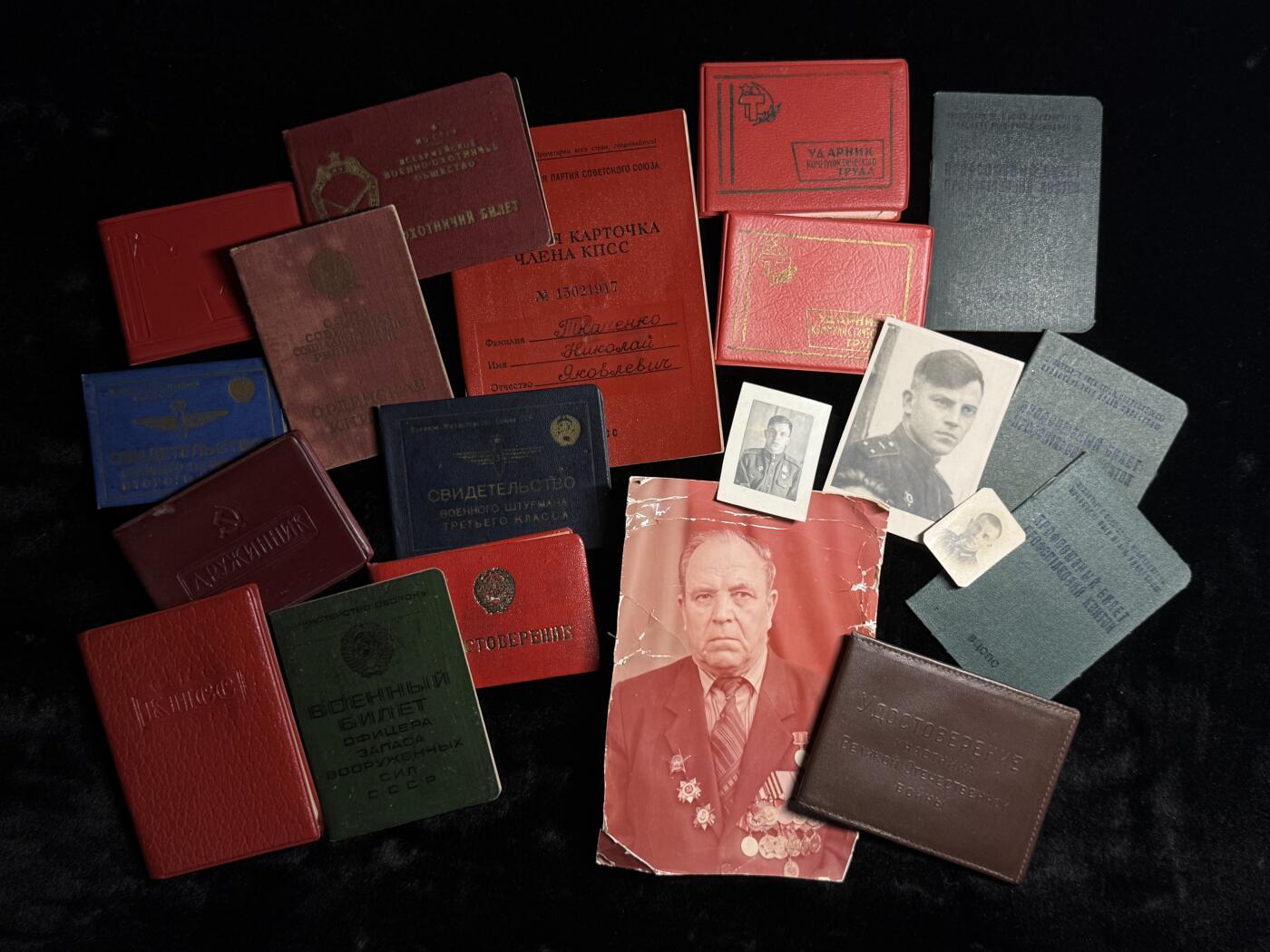 戎马世界章牌大赏第110期 苏联空军飞行侦察员勋章证书与证件一套，带得主相关事迹与履历，得主曾驾驶飞机（推测为雅克9R）侦查敌军部队、港口，并在行动中消灭敌军40人，获得红旗勋章