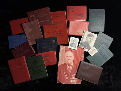 戎马世界章牌大赏第110期 - 苏联空军飞行侦察员勋章证书与证件一套，带得主相关事迹与履历，得主曾驾驶飞机（推测为雅克9R）侦查敌军部队、港口，并在行动中消灭敌军40人，获得红旗勋章