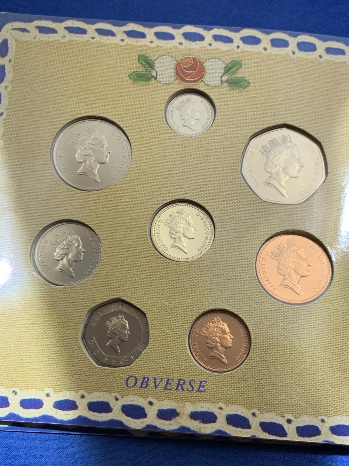 《竞宝斋》第461场 周日，周一，2场连拍 （全场包邮）欢迎送拍 英国1990年精制套币，带1枚1英镑威尔士韭葱精制纪念币，8枚币，册证齐全，品相精美，细节见图