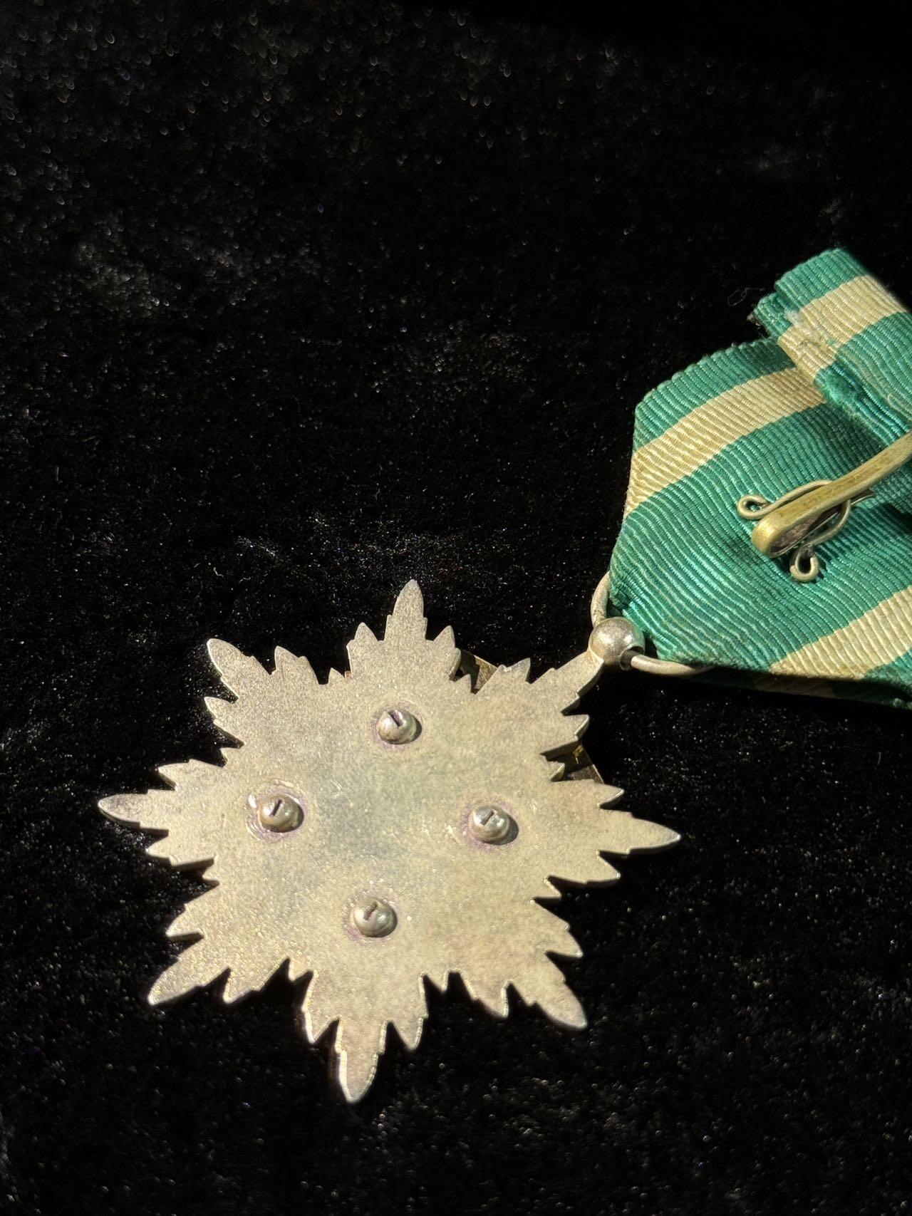 戎马世界章牌大赏第110期 功五级金鸱章，带盒，盒子连接处有损