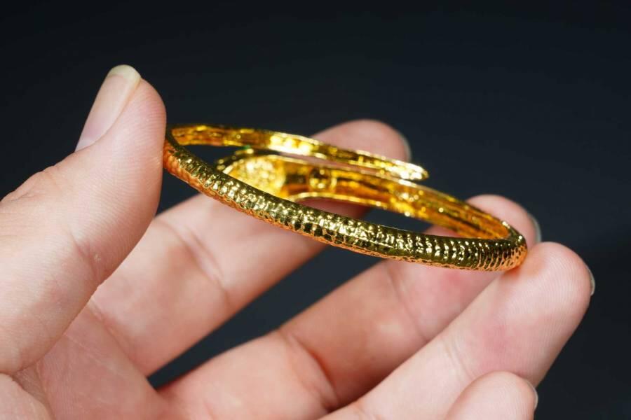 上海都达杂项专场八（全场包邮）   天然镀金嵌绿玛瑙蛋面蛇形活口手镯 附鉴定证书87-361