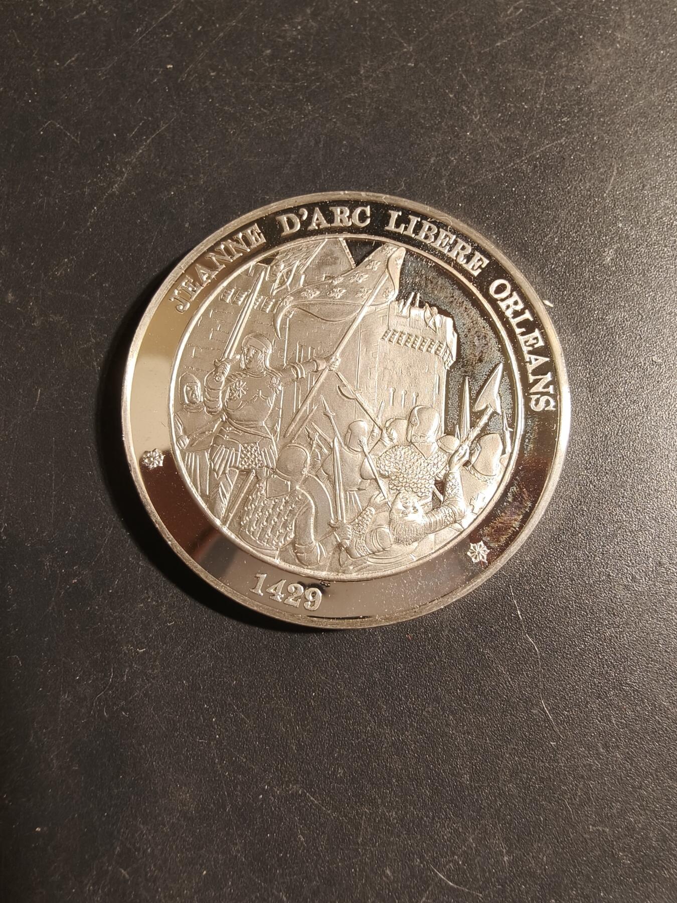 老王徽章第179期 法国历史精制镜面大银章-1429年圣女贞德解放奥尔良     950    直径39mm     重量35.9g