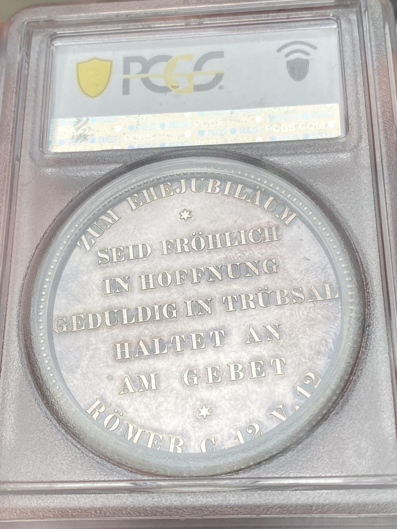 万国钱币拍卖第059期 PCGS SP62  1879年德国普鲁士威廉一世金婚纪念大银章 PC亚军分 双面均为著名普鲁士宫廷模刻师弗里德里希威廉库尔里希(F.W.Kullrich)刻制。 背面中央清晰刻有七行宗教寓意铭文，摘自《罗马书》第12章第12节：要喜乐于盼望，忍耐于患难，祷告里恒切；发行情况：1879年配套赠送给贵宾，1881年以后正式对外发型。