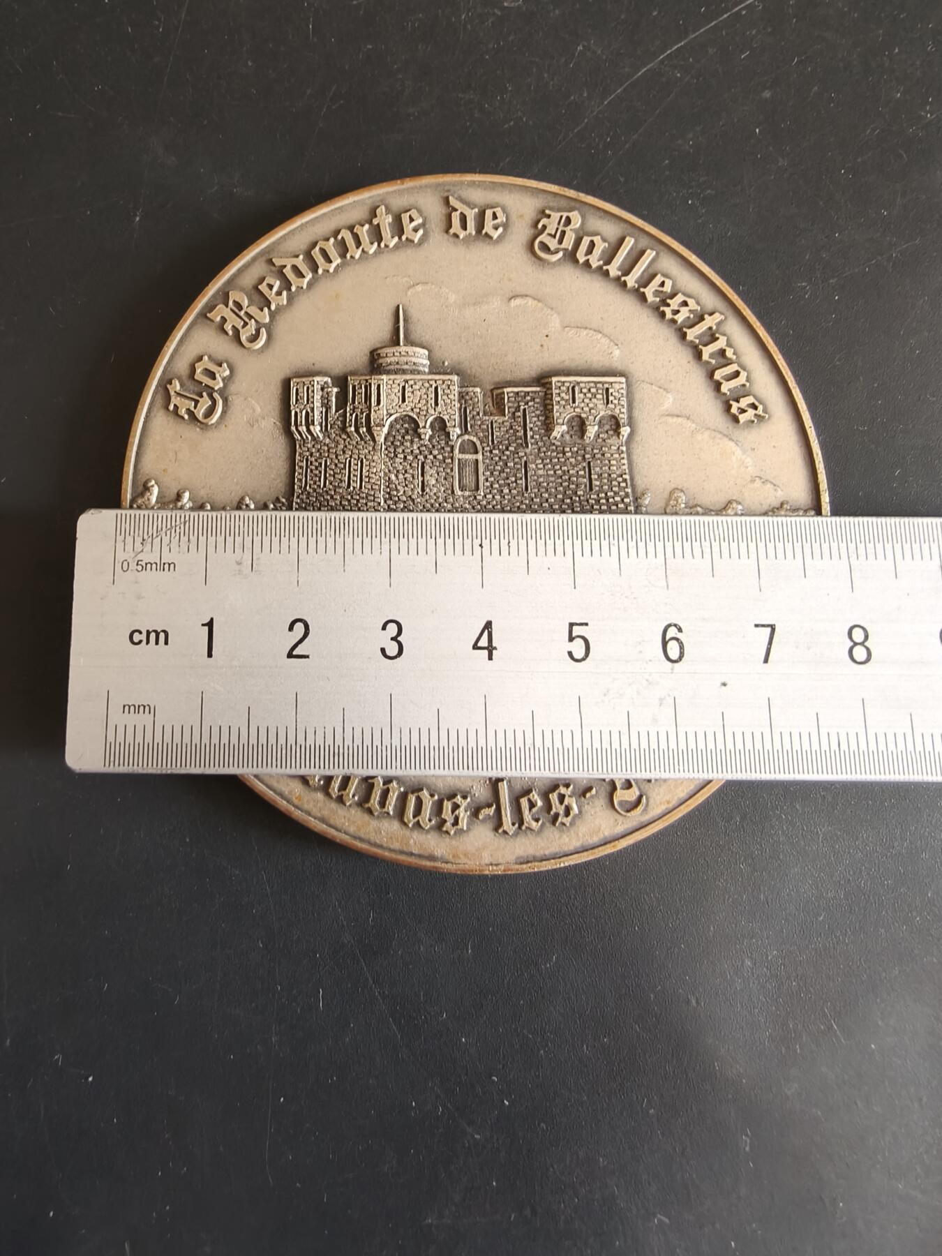 老王徽章第179期 法国帕拉瓦莱弗洛茨的巴列斯特拉斯堡纪念章    这座堡垒最初建于 18 世纪末，目的是保护当地的渔民免受海盗袭击。  直径78mm    重量165.5g