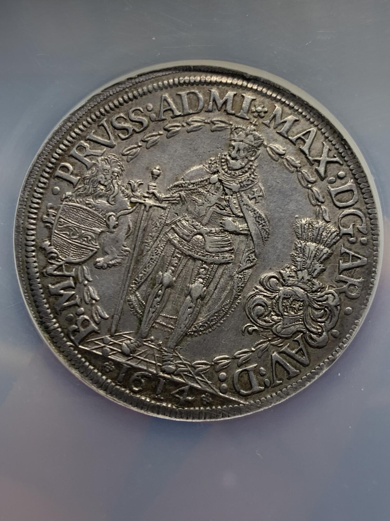 《竞宝斋》第461场 周日，周一，2场连拍 （全场包邮）欢迎送拍 亚军分 NGC AU58 神圣罗马帝国  1614年 条顿骑士团2泰勒大银币 57.45克的双倍体验  十字军不可或缺的一枚 加大盒装 25年同分3W成交