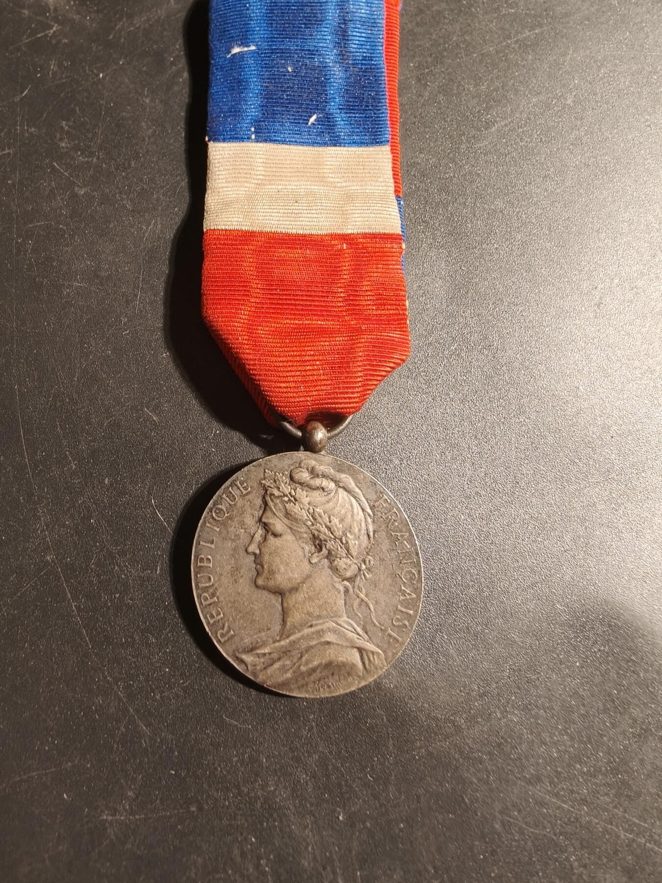 老王徽章第179期 法国银级劳工奖章    1926年实发三共版    800银     12.6g