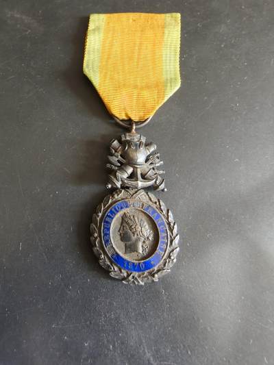 老王徽章第179期 - 法国军事奖章    三共时期     950银镀金珐琅     重量19.9g