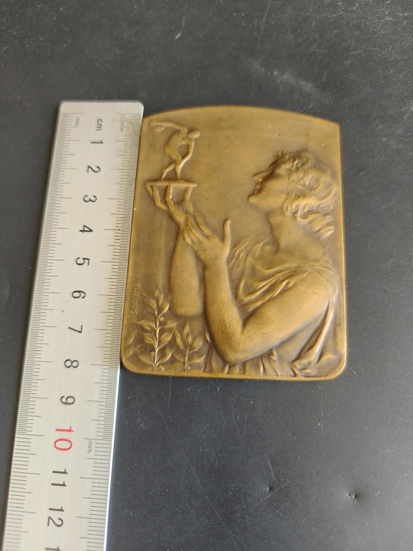 老王徽章第179期 比利时《晚报》手球运动方形大铜章     尺寸60×83mm    重量178.8g