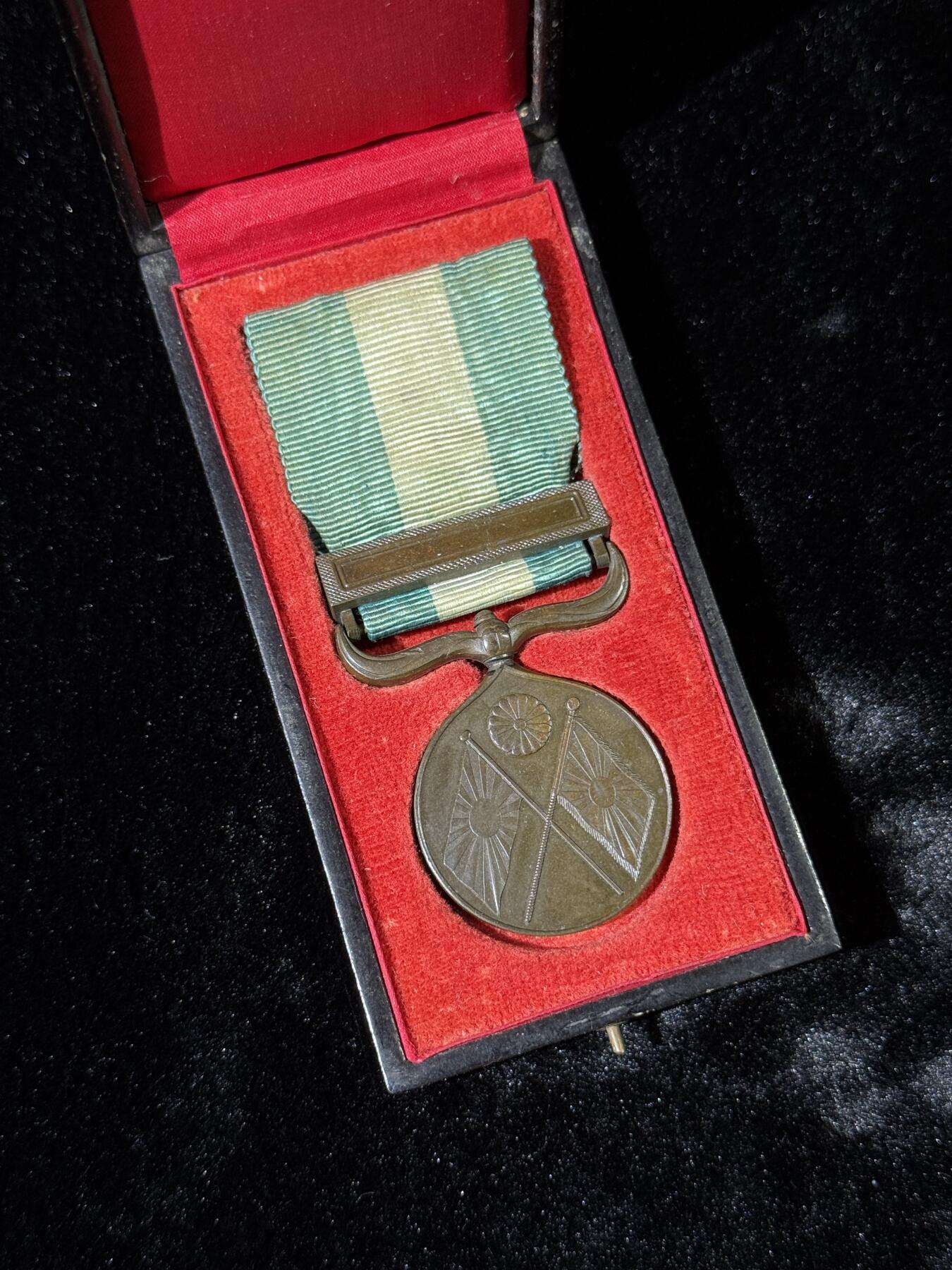 戎马世界章牌大赏第110期 勿忘国耻！日本甲午从军记章，盒扣缺失