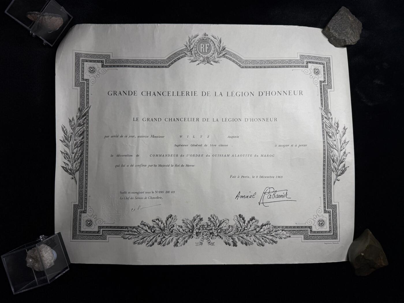 戎马世界章牌大赏第110期 法属摩洛哥王国指挥官级阿拉维勋章证书，授予德国裔法国将军（一级总工程师）Wiltz Auguste，他在二战开始时被德军击败，随即作为德国裔法国人被俘虏回德国关押直至战争结束，战后职务一路高升，从事汽车运输相关研发