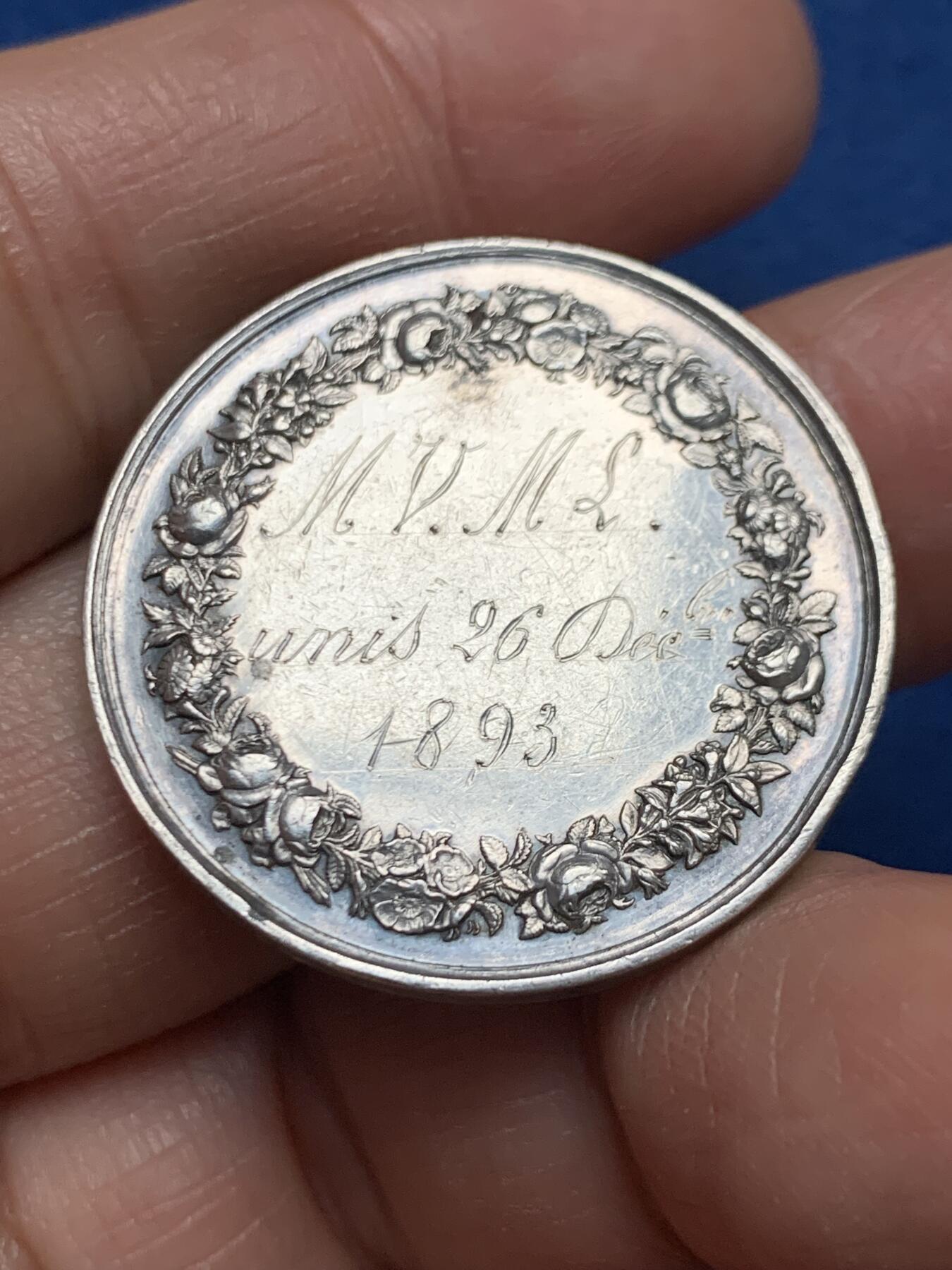 《竞宝斋》第461场 周日，周一，2场连拍 （全场包邮）欢迎送拍 法国婚礼银章 蜜蜂银标 13.8克 31.6mm