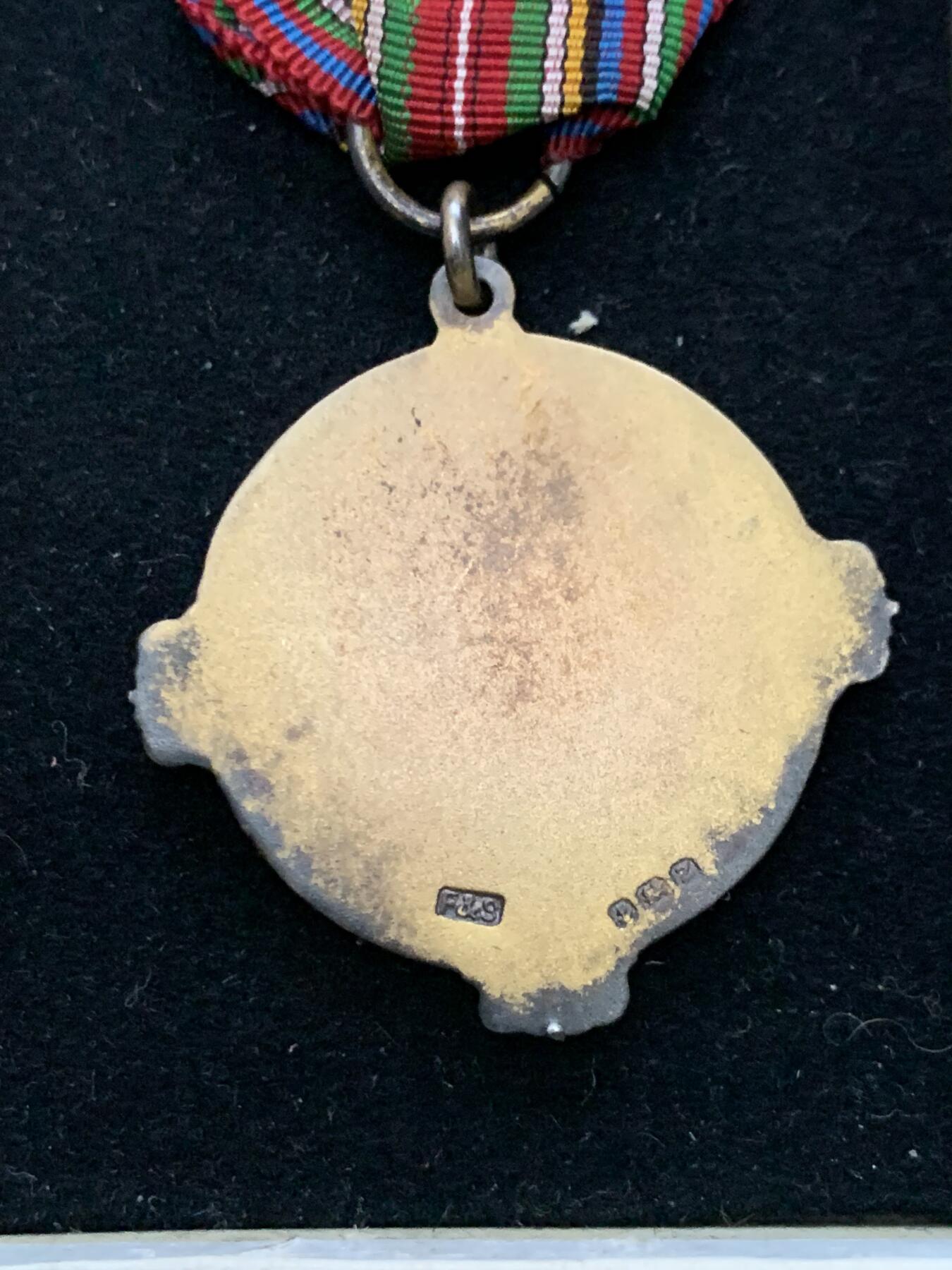 《竞宝斋》第461场 周日，周一，2场连拍 （全场包邮）欢迎送拍 英国1950年共济会镀金银章。工艺精湛，走狮银标清晰。共济会是西方颇带神秘色彩的组织，美元钞票上某些图案的来源。总重约17.2克