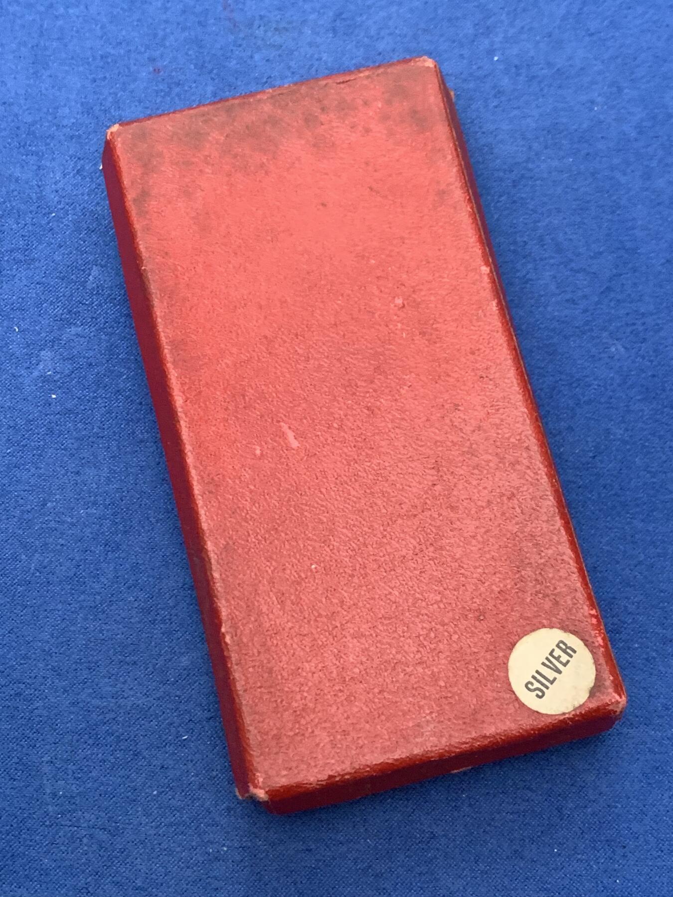 《竞宝斋》第461场 周日，周一，2场连拍 （全场包邮）欢迎送拍 英国1950年共济会镀金银章。工艺精湛，走狮银标清晰。共济会是西方颇带神秘色彩的组织，美元钞票上某些图案的来源。总重约17.2克