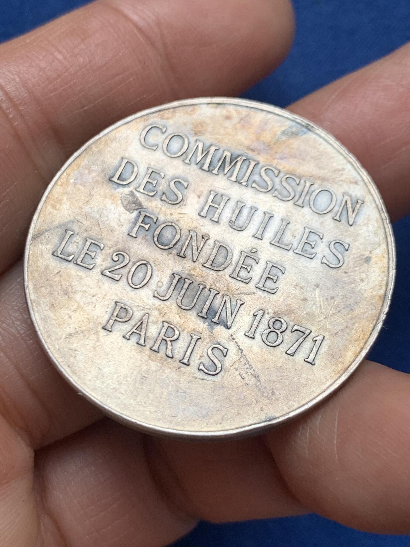 《竞宝斋》第461场 周日，周一，2场连拍 （全场包邮）欢迎送拍 法国1871年巴黎油业委员会纪念银章，半裸女神手持蛇杖坐在油桶上，丰饶角AR，24.5克，37.5mm