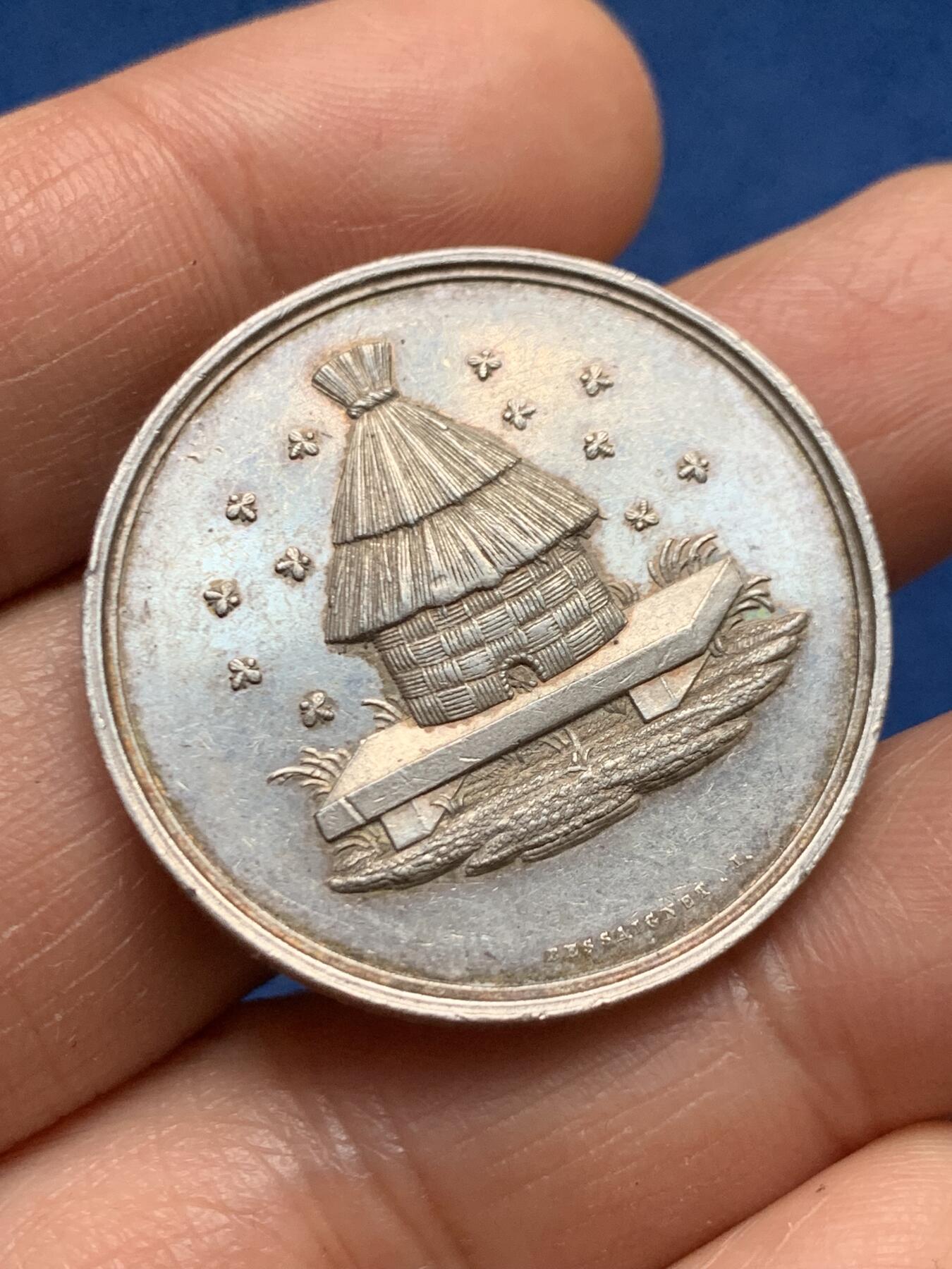 《竞宝斋》第461场 周日，周一，2场连拍 （全场包邮）欢迎送拍 1841年法国银行储蓄银质代币。直径：32.9mm，重：16.15g，船首银标