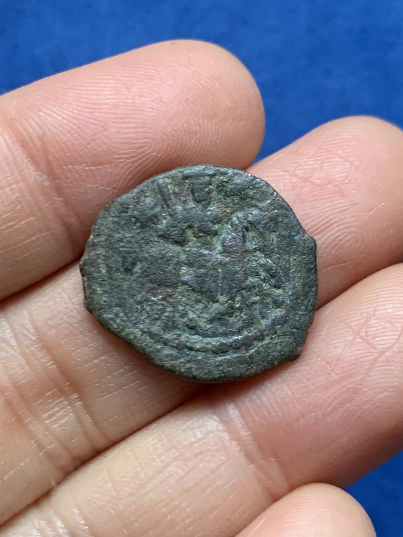 《竞宝斋》第461场 周日，周一，2场连拍 （全场包邮）欢迎送拍 十字军东征时期罗姆苏丹国铜币，1192-1198年凯霍斯鲁一世打制，经典塞尔柱骑士骑马图案！罗姆苏丹国在十字军东征时期敌后袭扰，周旋图存，扮演了抵抗者、干扰者和生存者的多重角色。此枚法鲁斯铜币正是这段历史的“见证者”，包浆浑厚，打制较同类规整，图案铭文清晰。