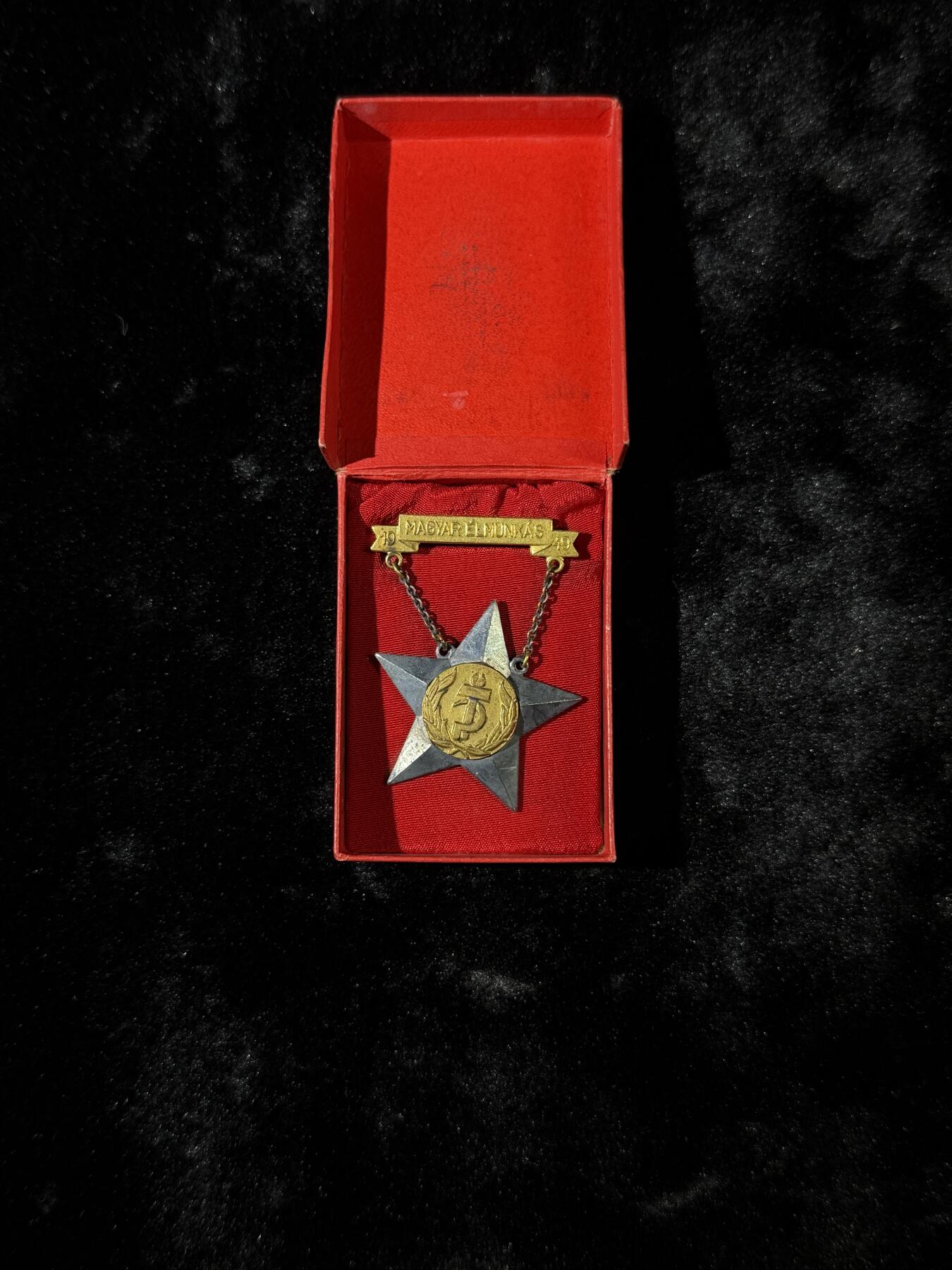 戎马世界章牌大赏第110期 匈牙利精英工人奖章带刻号，镀银1949年设立，国内罕见