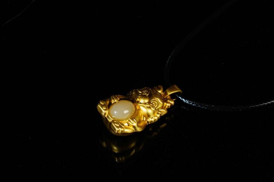 上海都达杂项专场八（全场包邮）   天然镀金龙宝宝嵌和田玉蛋面挂件 附鉴定证书87-340