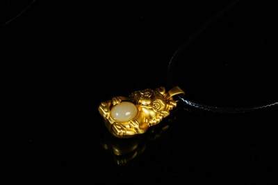 上海都达杂项专场八（全场包邮）   天然镀金龙宝宝嵌和田玉蛋面挂件 附鉴定证书87-340