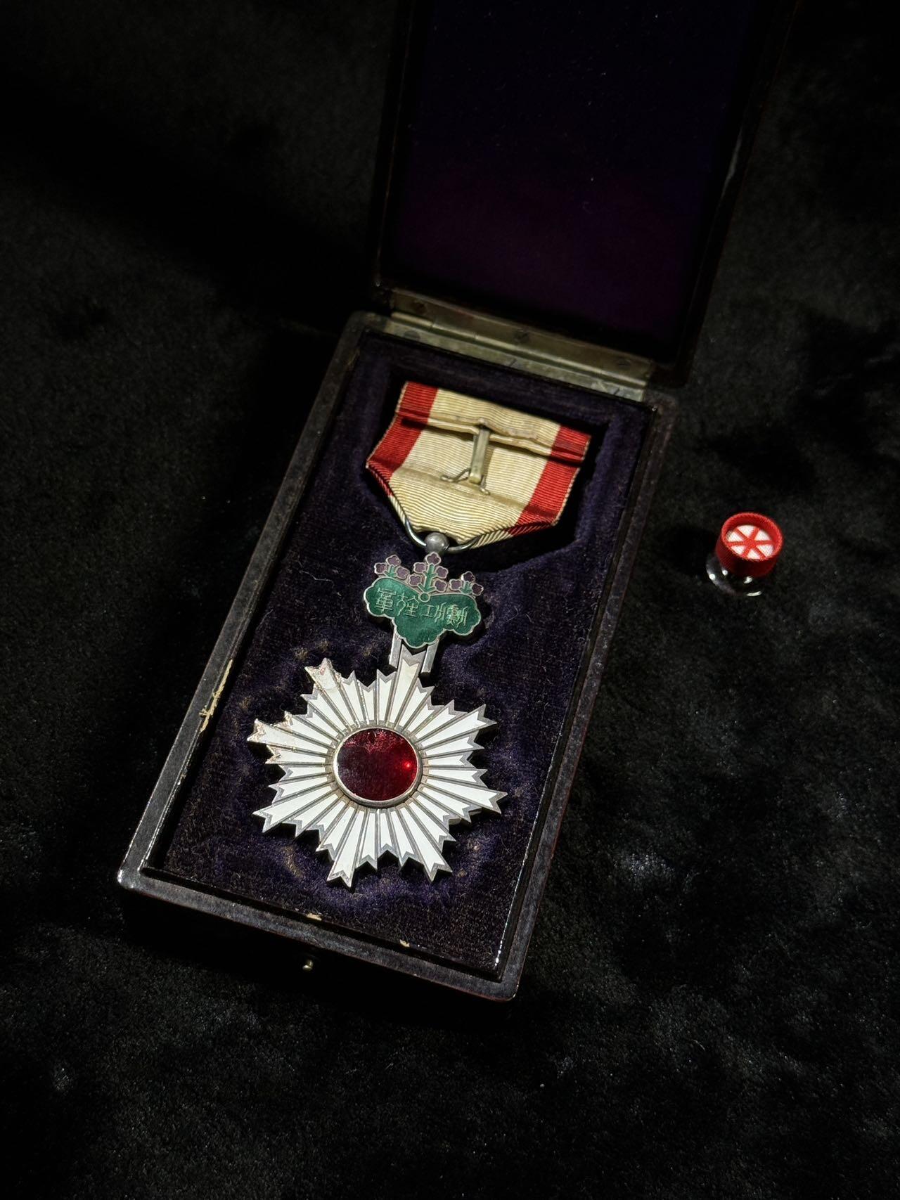 戎马世界章牌大赏第110期 勋五等旭日章，章盒不对应