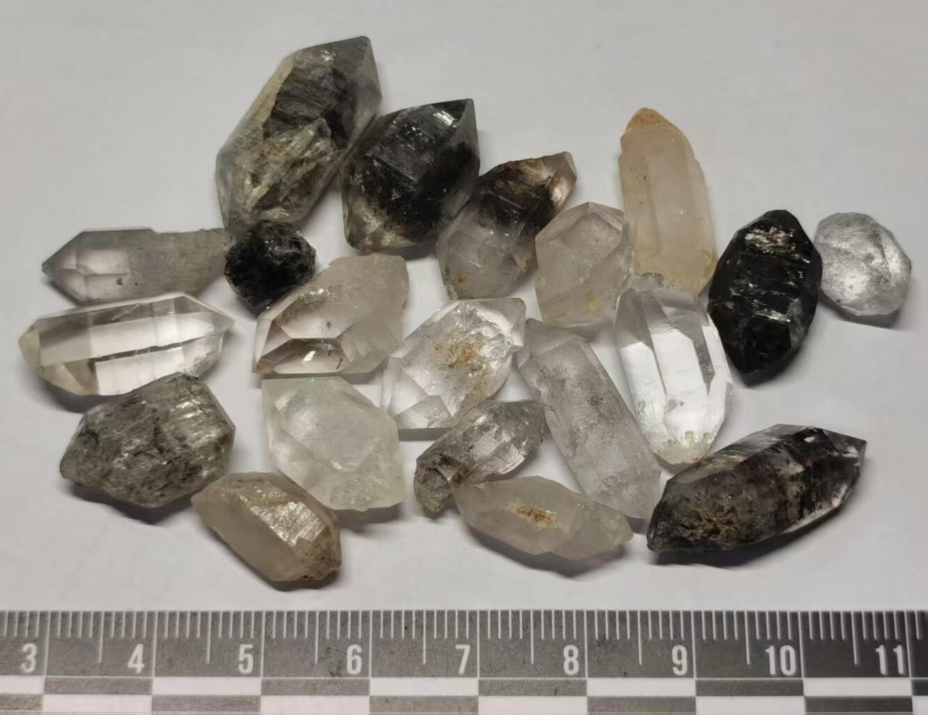 七河·世界币章矿标杂件每周小拍（总第35期）（本场周二结标） 藏家出品 X722（4） 云贵闪灵水晶原石小颗粒一组 20 件 本件拍品由合作藏家邮寄