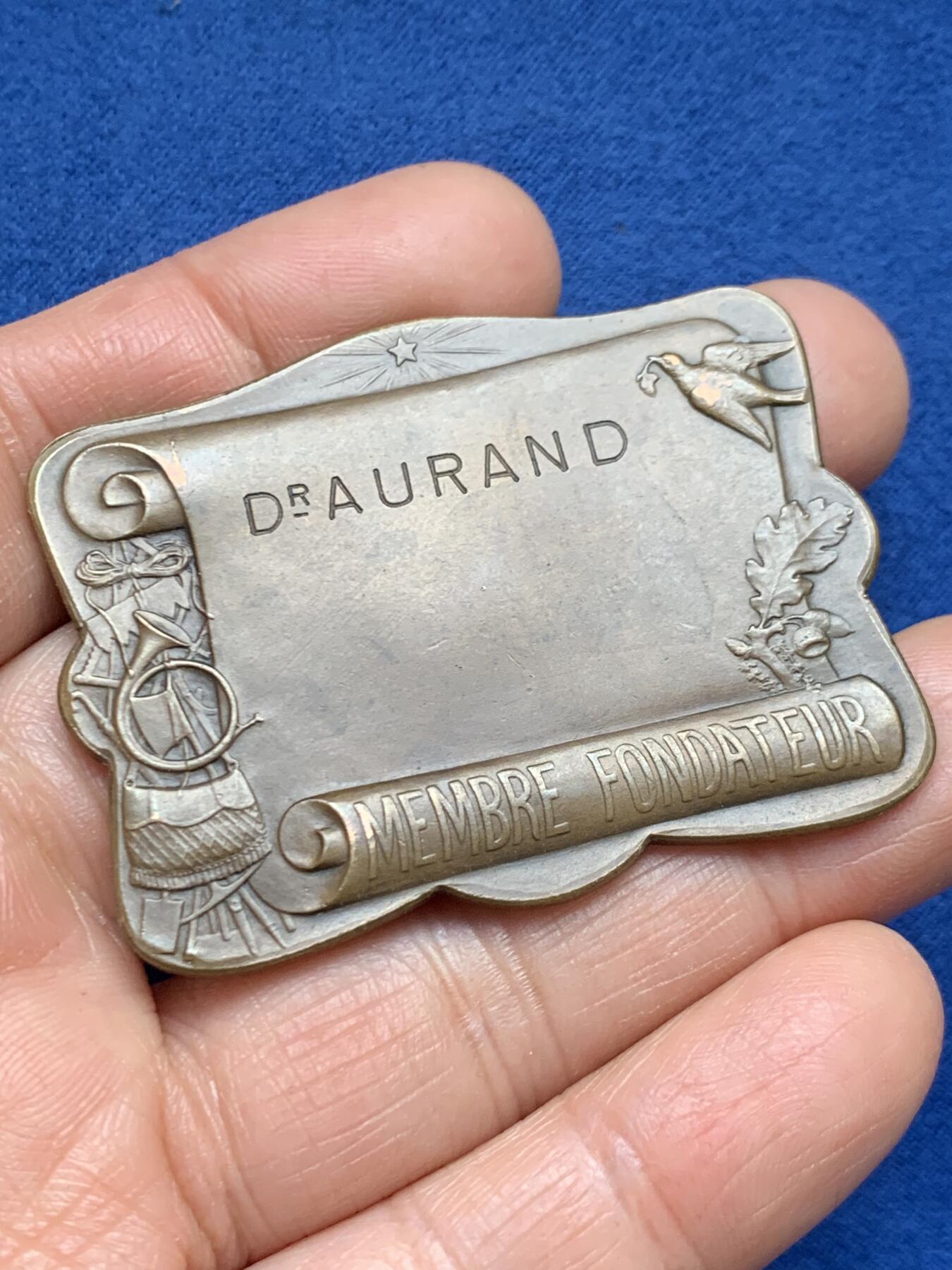 《竞宝斋》第461场 周日，周一，2场连拍 （全场包邮）欢迎送拍 法国1907林业联盟协会铜制异形奖章，首见款。正面：春之女神右手挽鲜花，左手播种树苗，脚踏风火轮，底部一个小天使在种植树苗。直径：53.6mm*40.8mm，重：38.2g，丰饶角铜标。