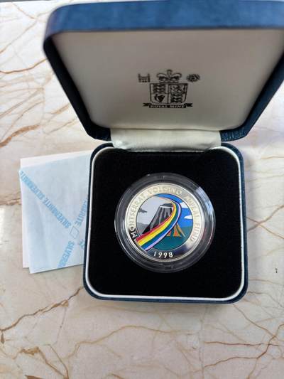 第189期拍卖 - 东加勒比群岛1998年蒙特塞拉特火山彩色纪念银币，28.28克，925银，发行10000枚，有氧化