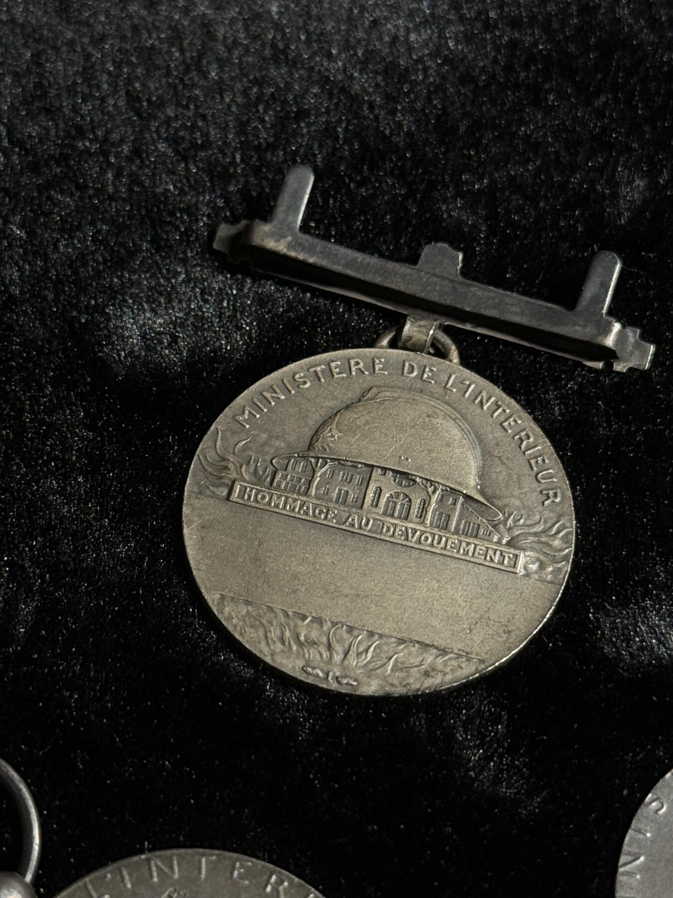 戎马世界章牌大赏第110期 法国奖章一组，银制，重约48.7g