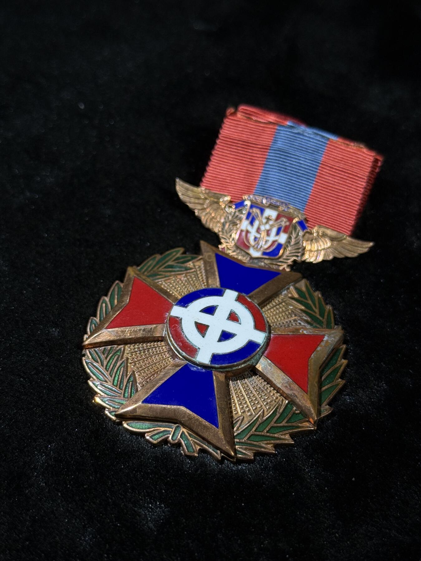 戎马世界章牌大赏第110期 一等金级多米尼加航空功绩勋章 该章铜质镀金珐琅 尺寸巨大   克重追平星芒类勋章60-70克 一等只授予将军级