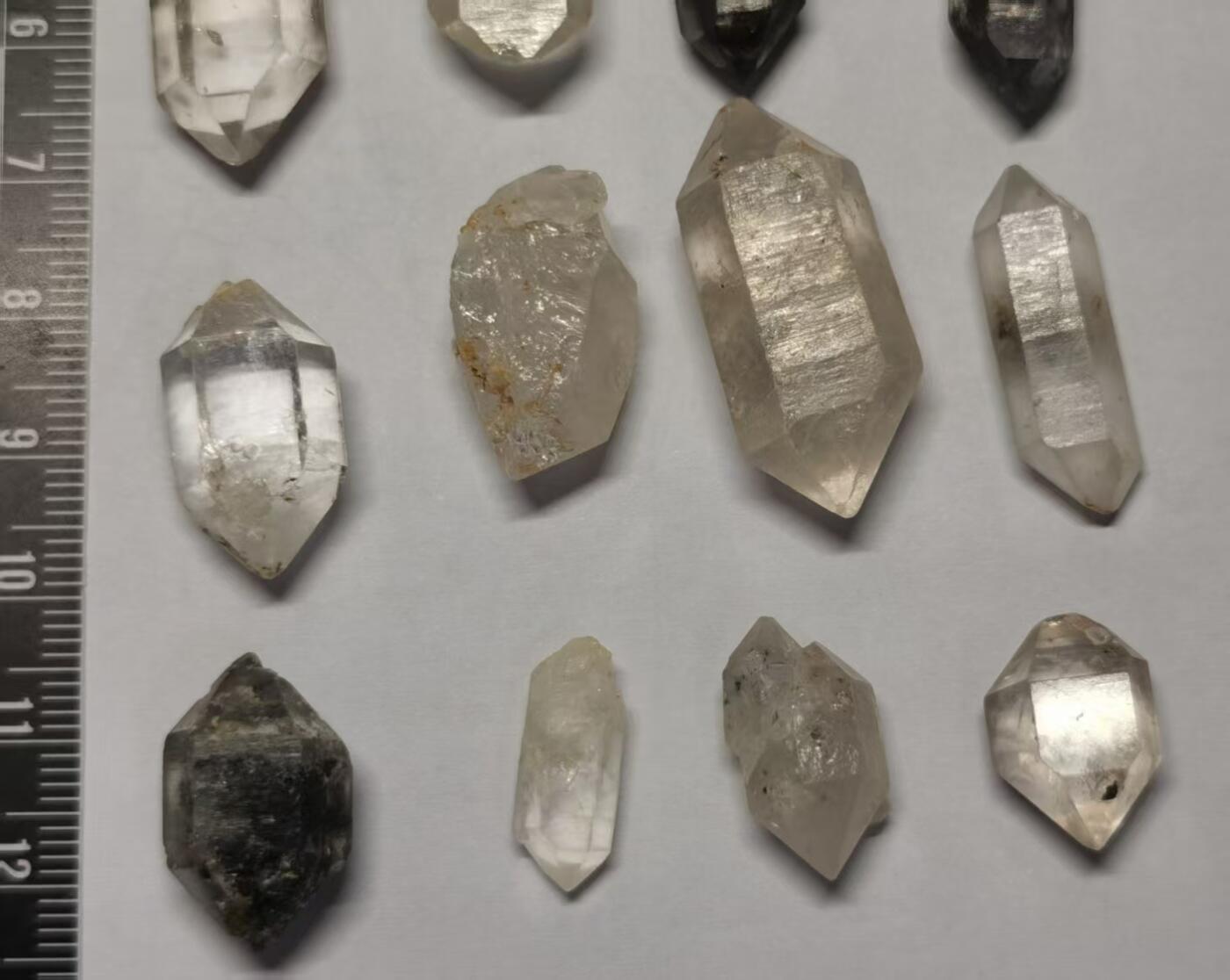 七河·世界币章矿标杂件每周小拍（总第35期）（本场周二结标） 藏家出品 X718（6） 云贵闪灵水晶原石一组 16 件 约50多克 本件拍品由合作藏家邮寄